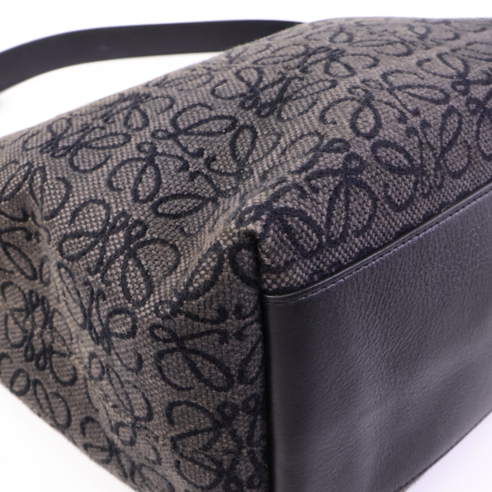LOEWE 帆布Cubi Anagram肩背袋