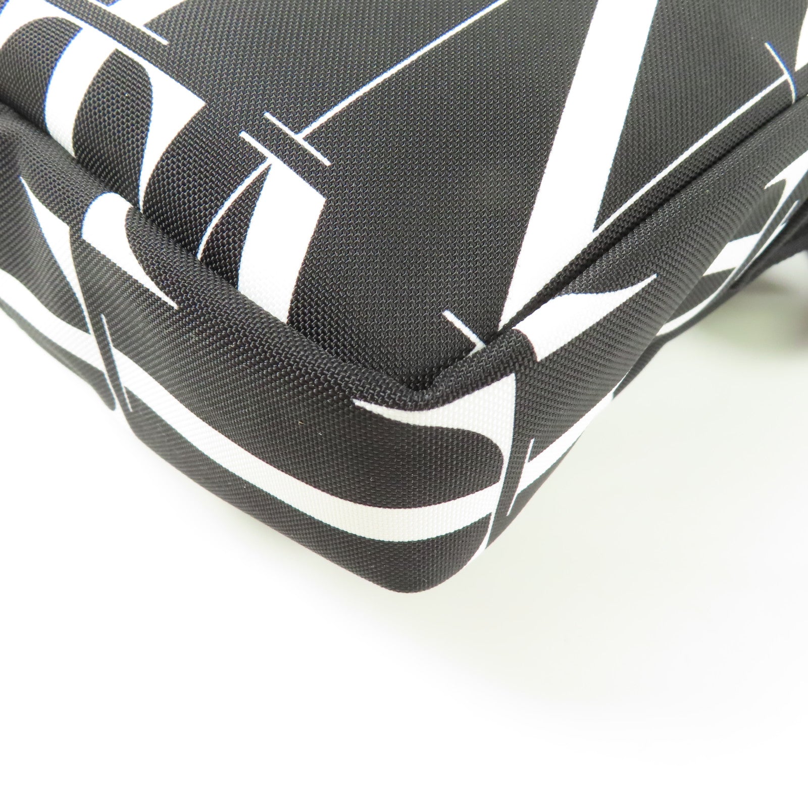 Valentino 帆布Cross Body銀扣肩背袋