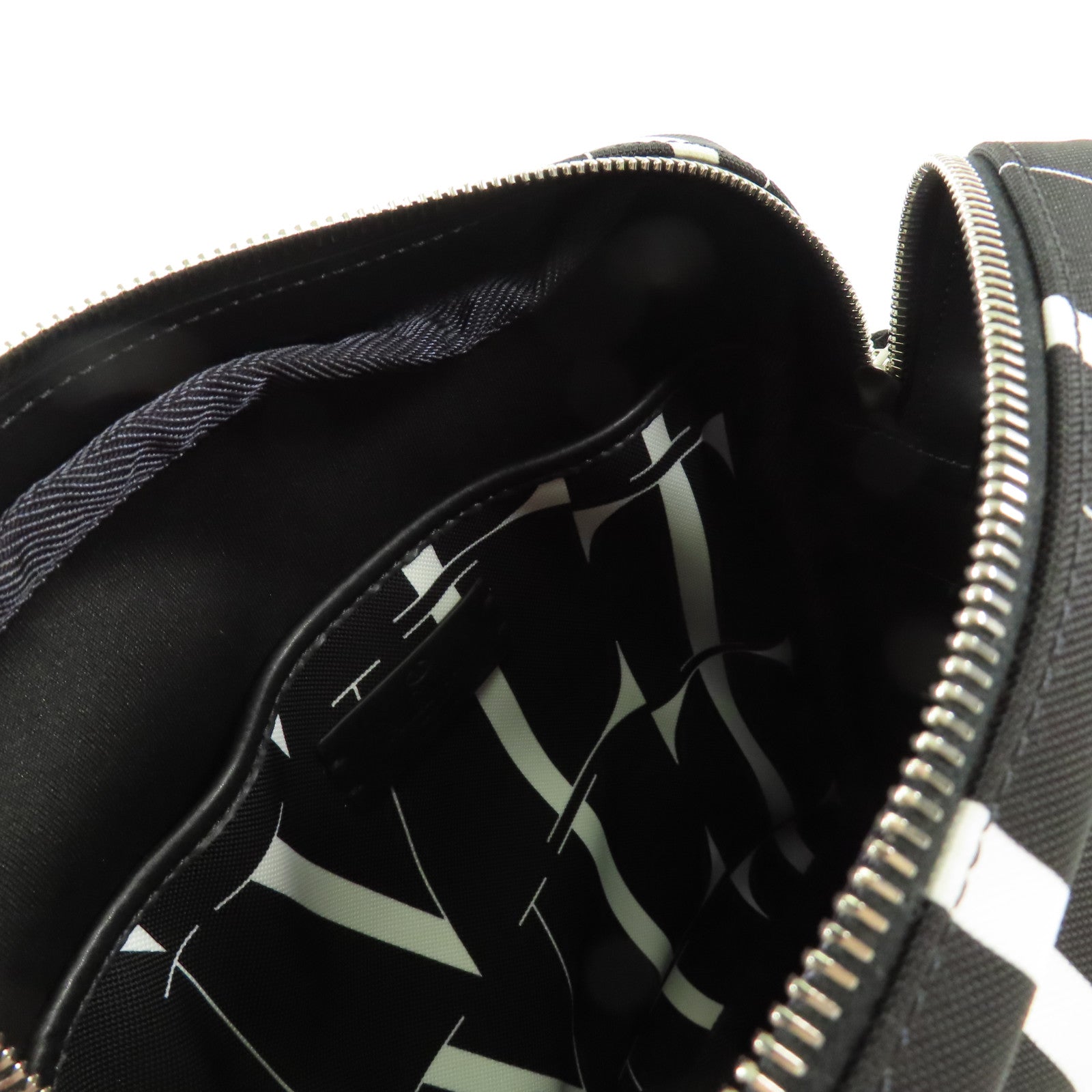 Valentino 帆布Cross Body銀扣肩背袋