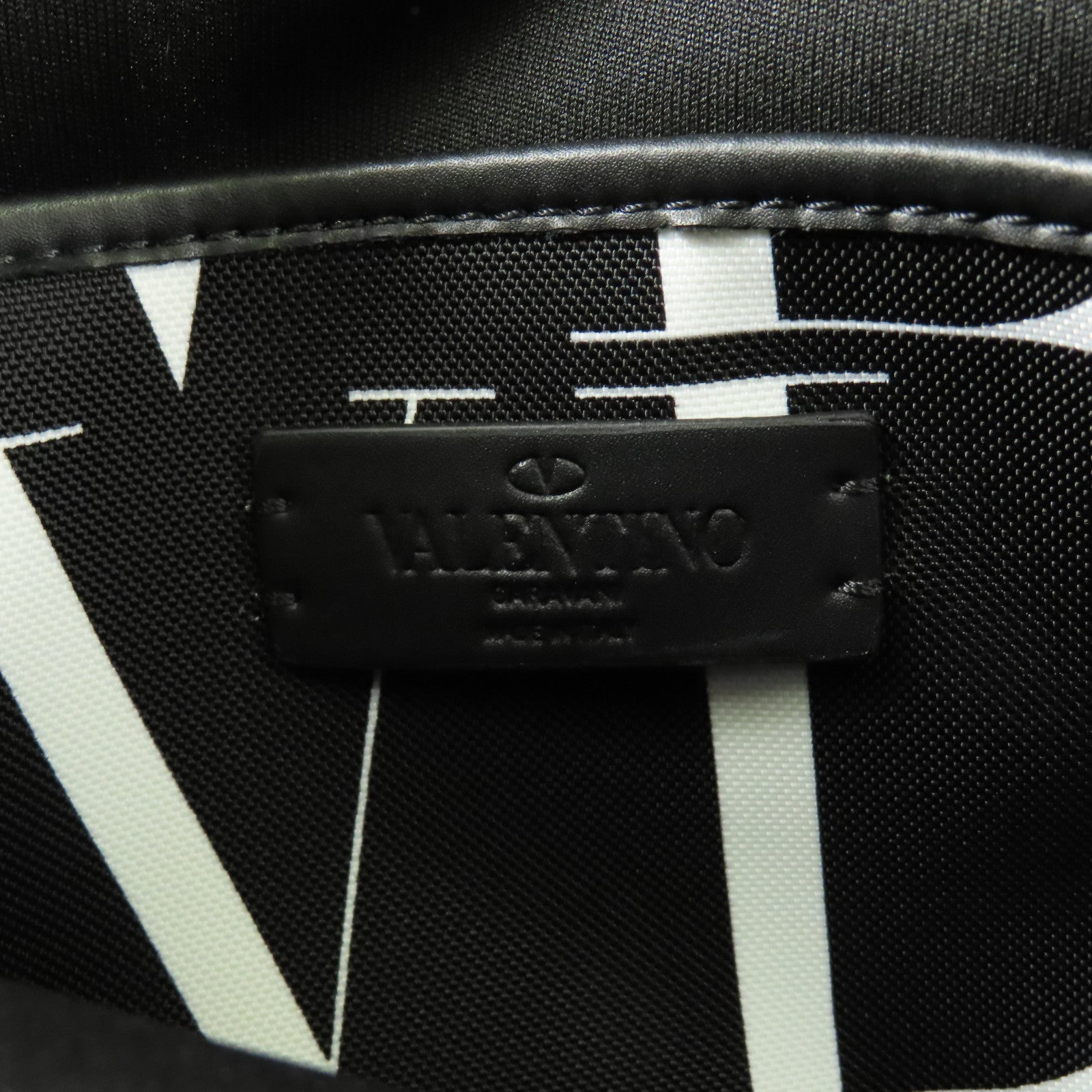 Valentino 帆布Cross Body銀扣肩背袋