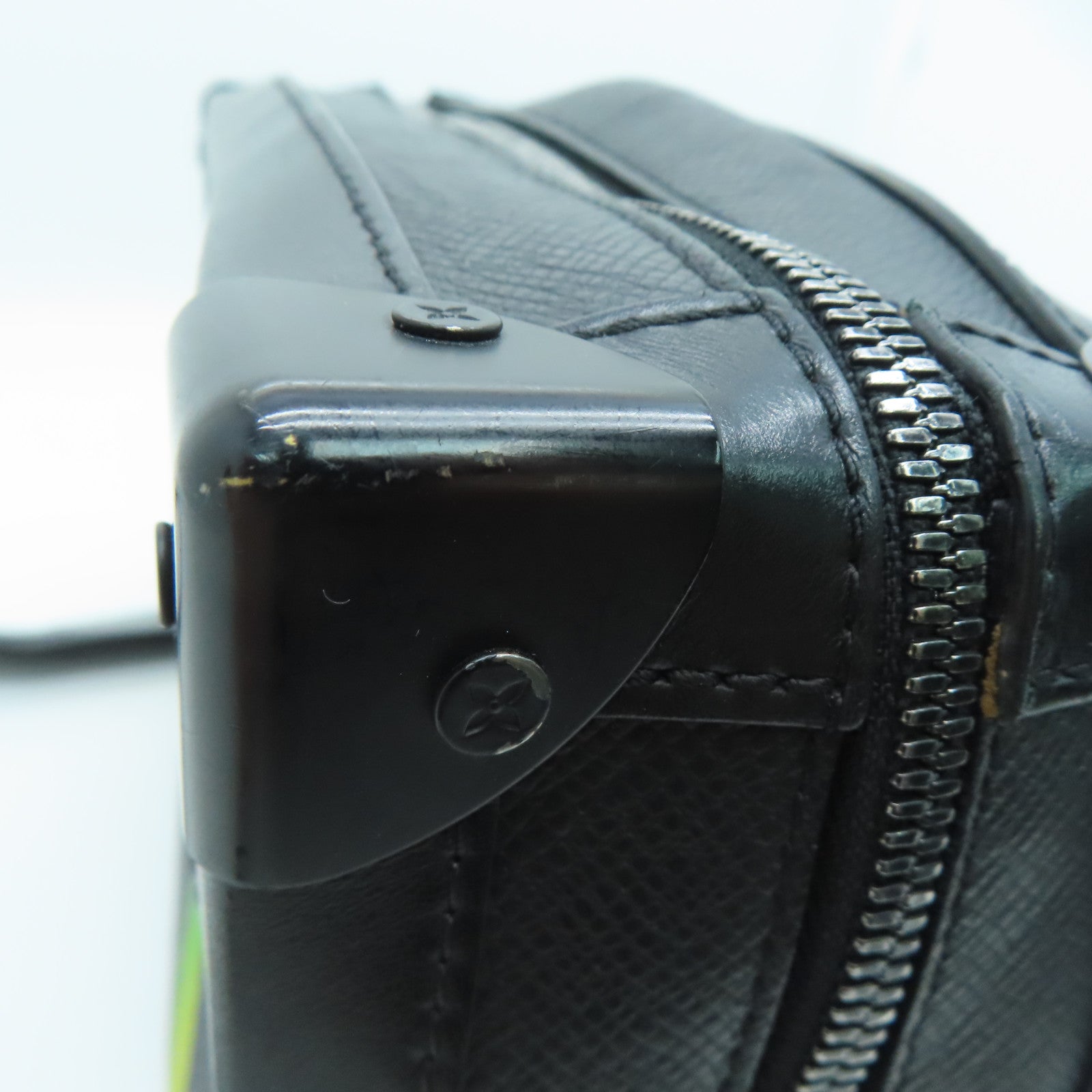 LOUIS VUITTON Taiga Soft Trunk肩背袋黑色