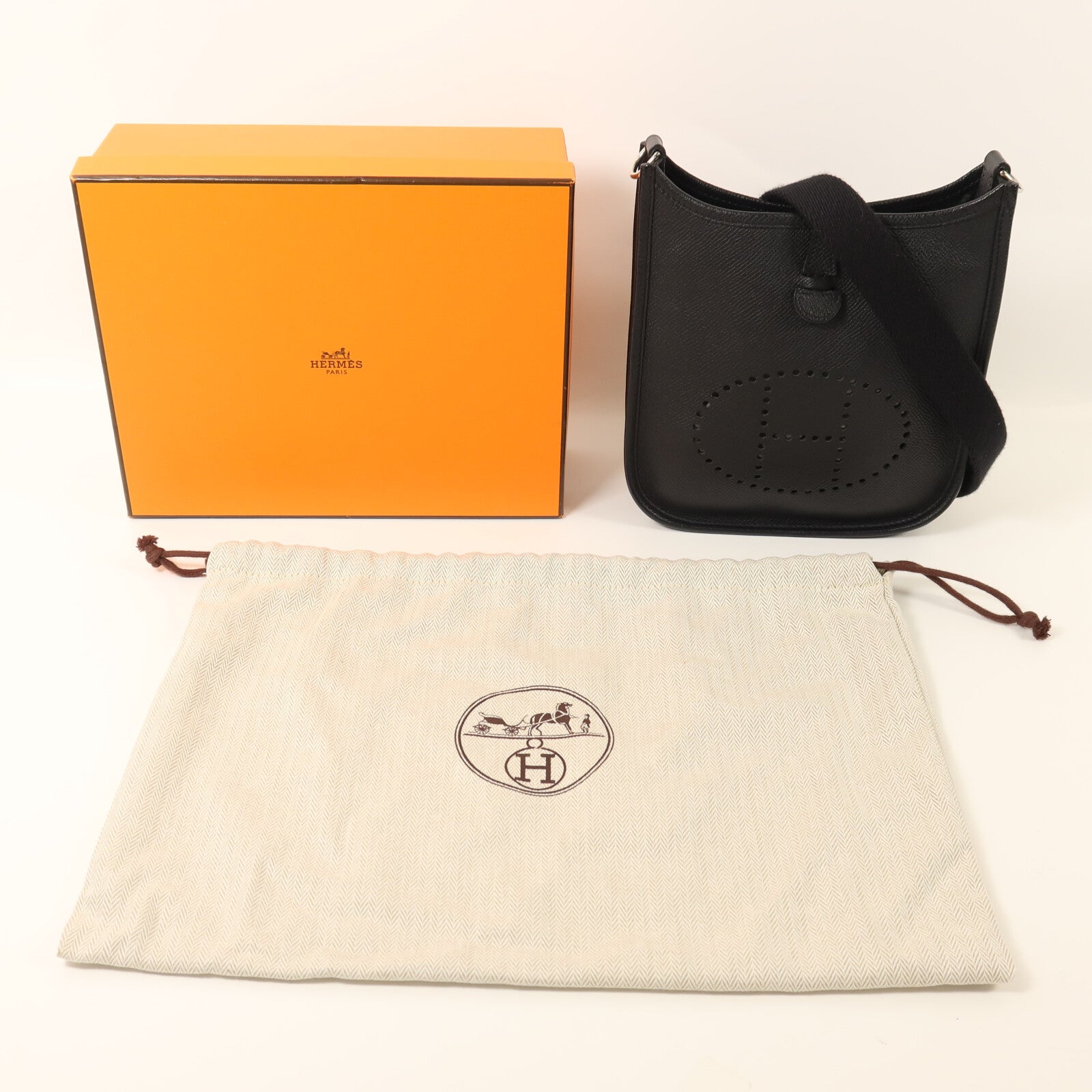 HERMES Epsom皮革Evelyne TPM銀扣肩背袋Noir