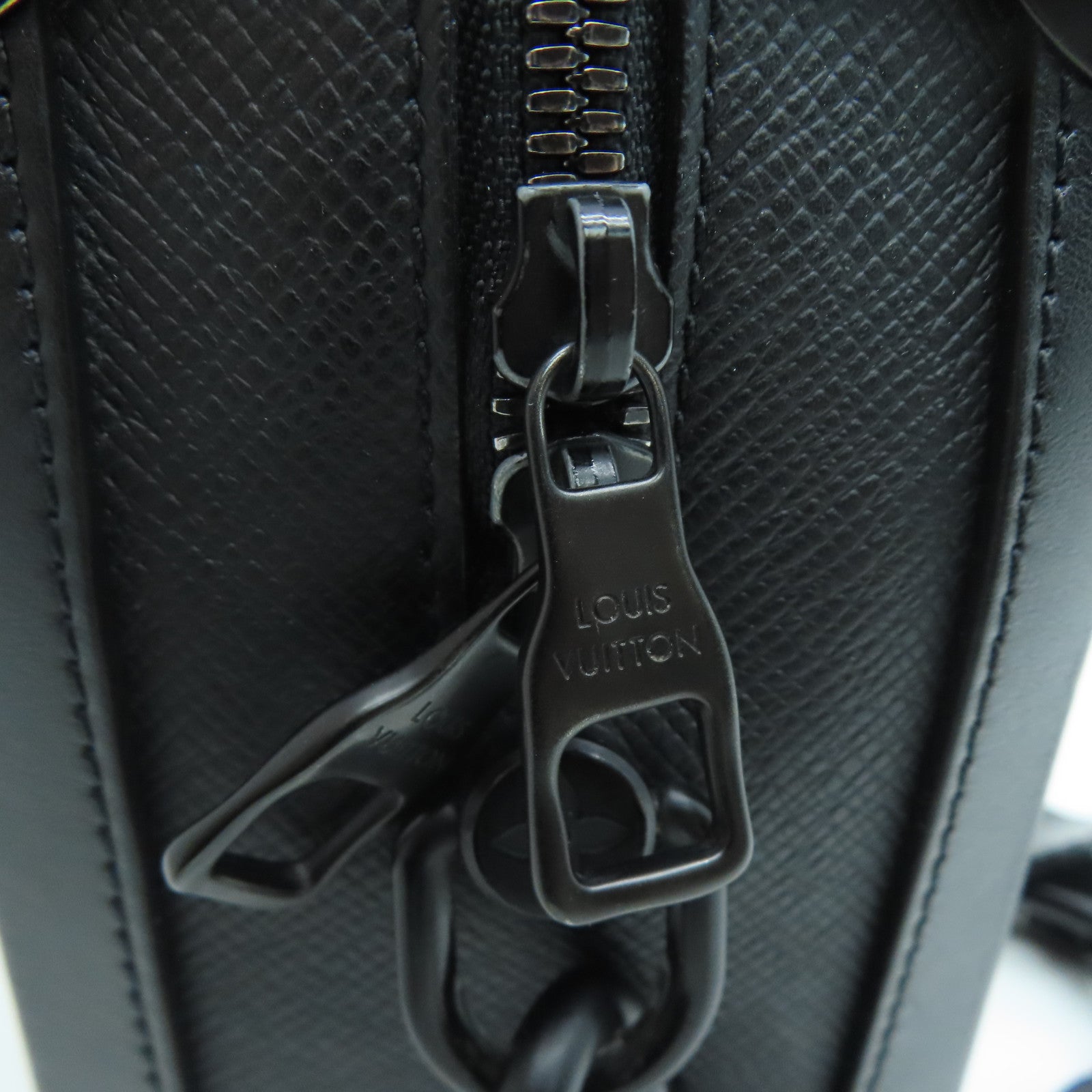 LOUIS VUITTON Taiga Soft Trunk肩背袋黑色