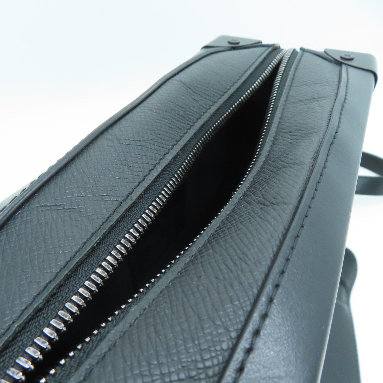 LOUIS VUITTON Taiga Soft Trunk肩背袋黑色