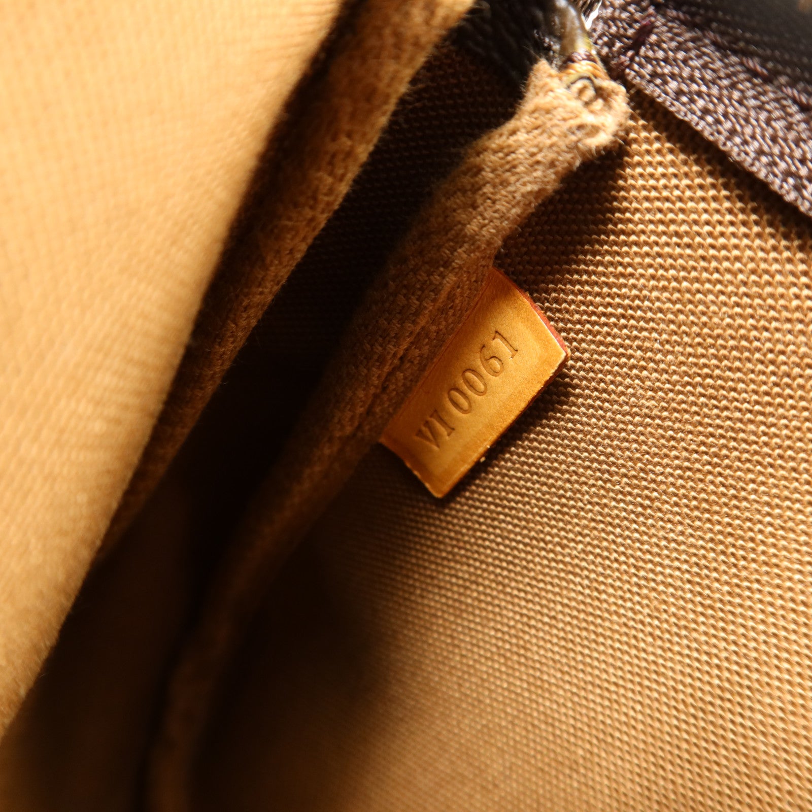 LOUIS VUITTON Monogram Pochette Accessoires金扣手挽袋棕色