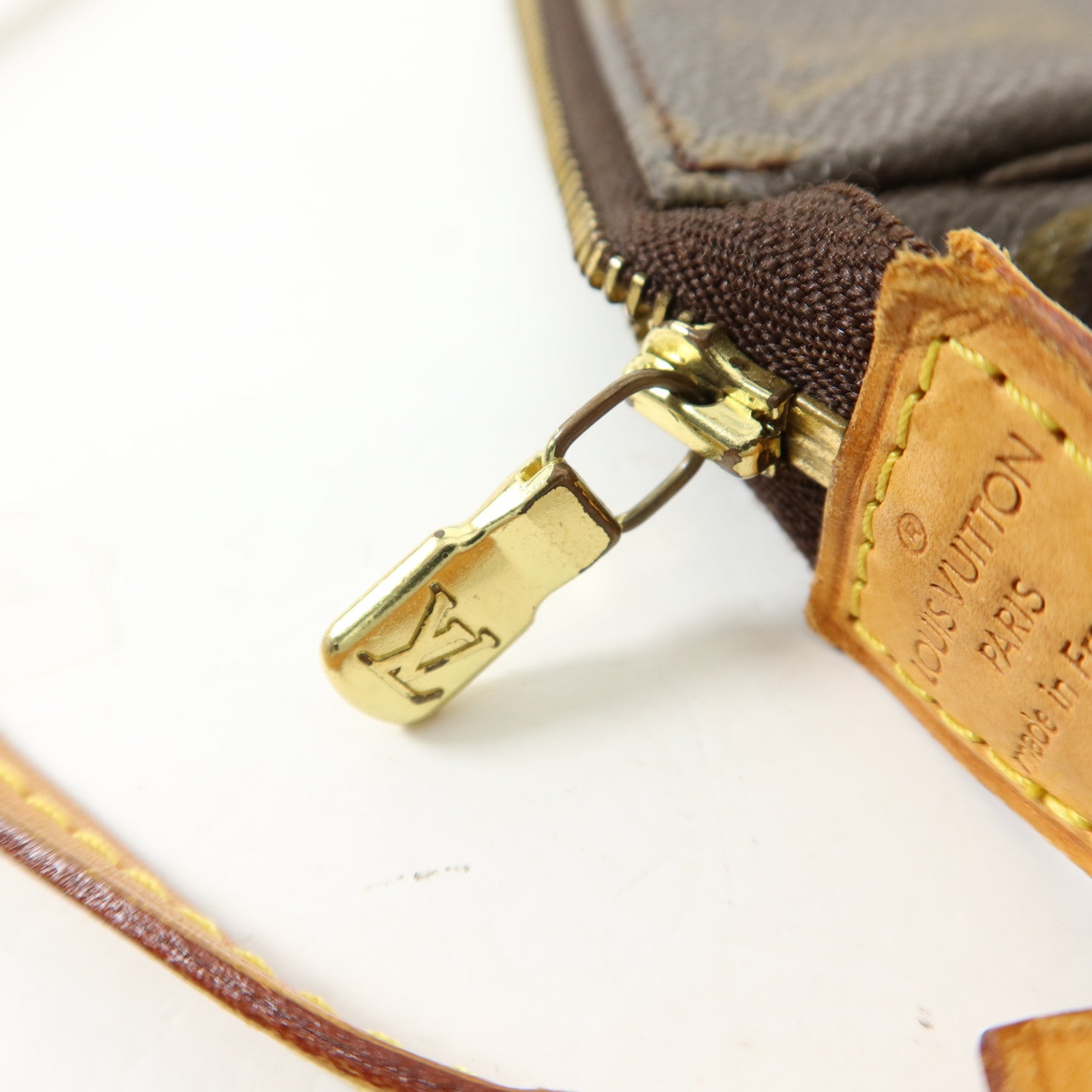 LOUIS VUITTON Monogram Pochette Accessoires金扣手挽袋棕色