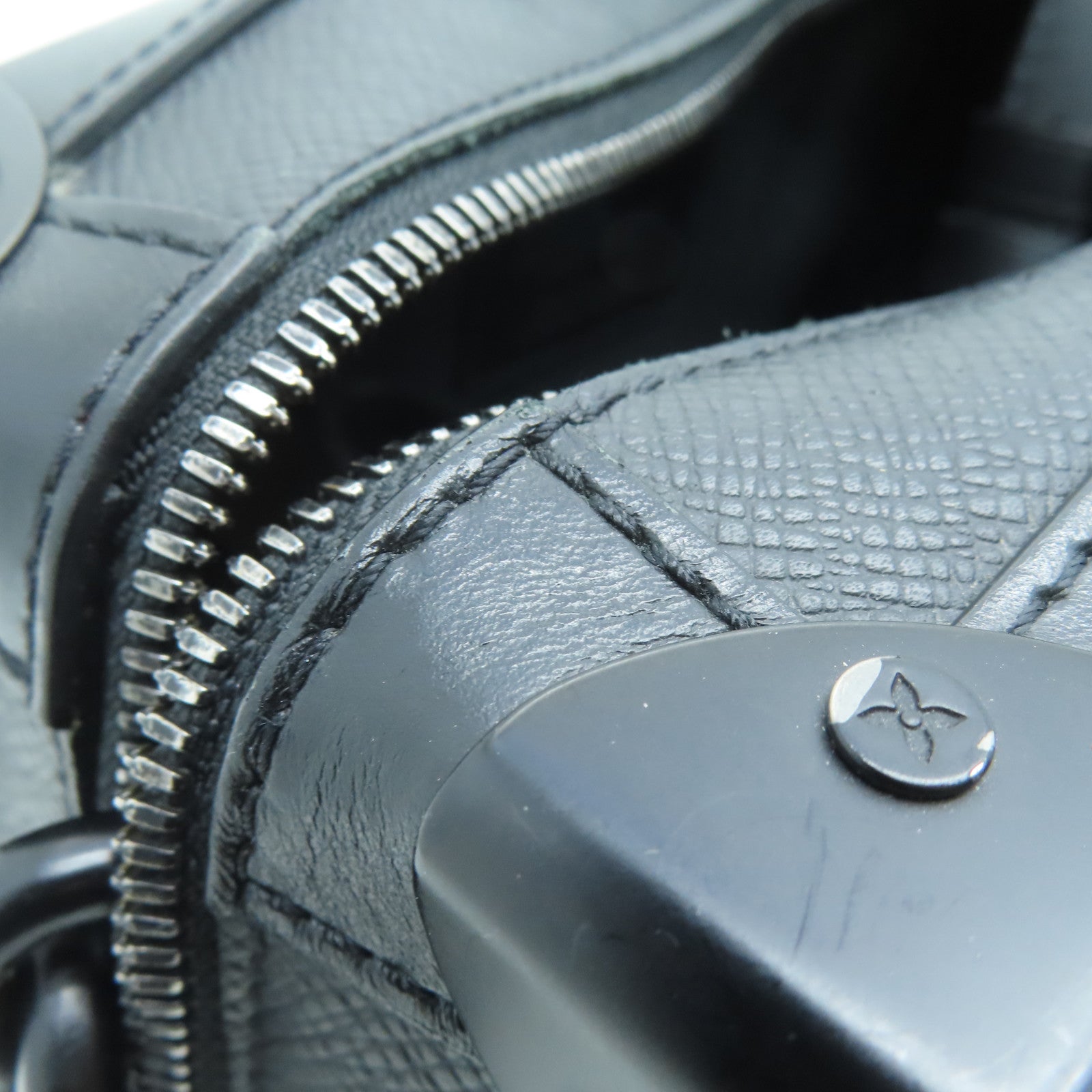 LOUIS VUITTON Taiga Soft Trunk肩背袋黑色