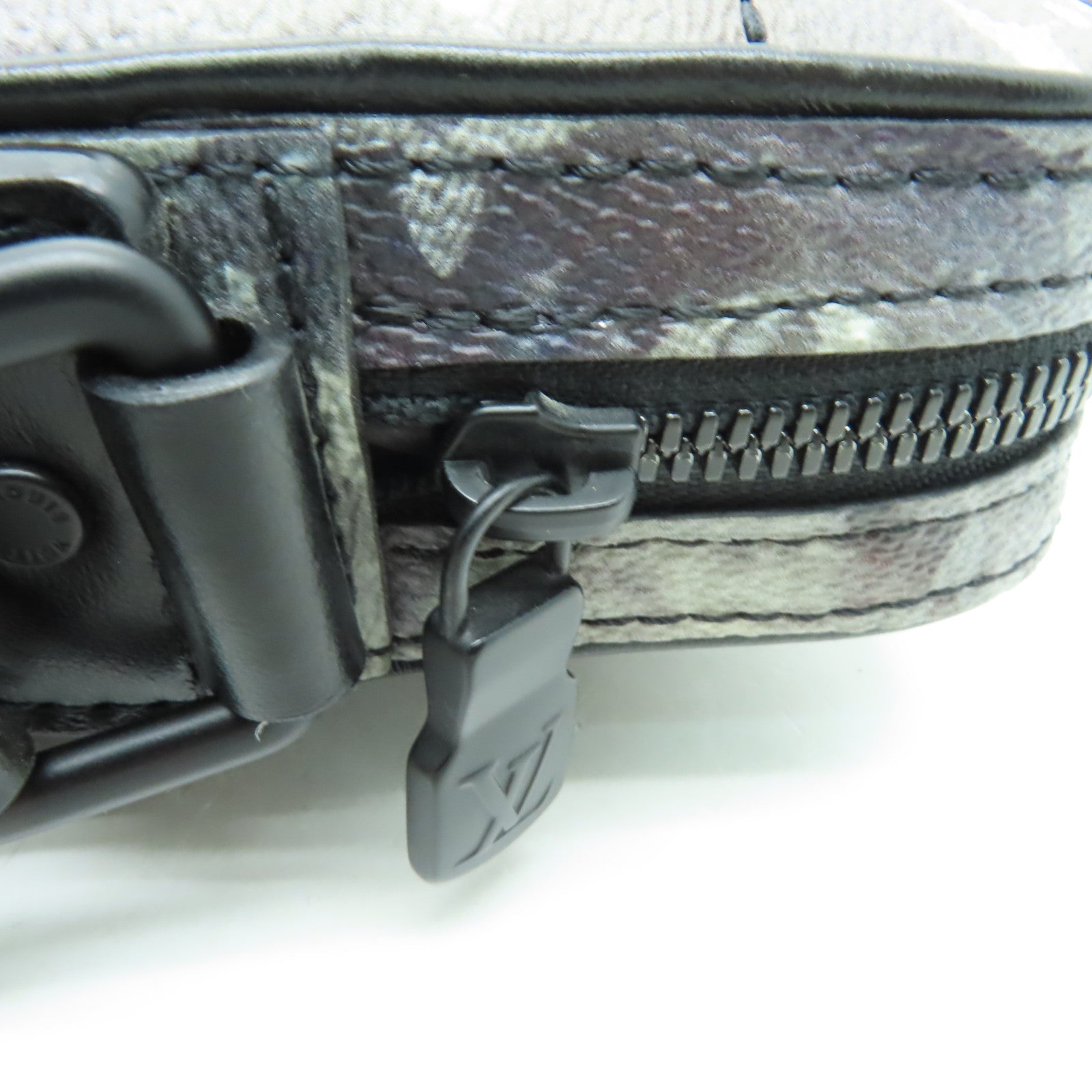 LOUIS VUITTON Monogram Galaxy Alpha Messenger肩背袋黑色/白色
