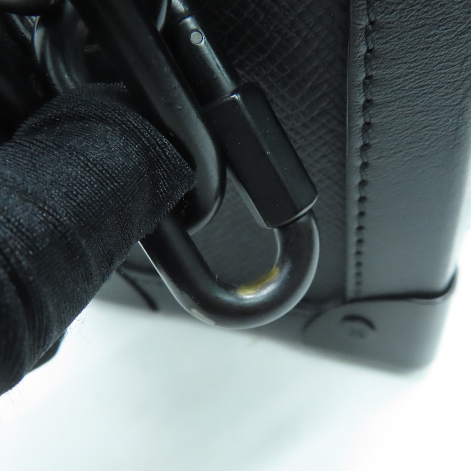 LOUIS VUITTON Taiga Soft Trunk肩背袋黑色