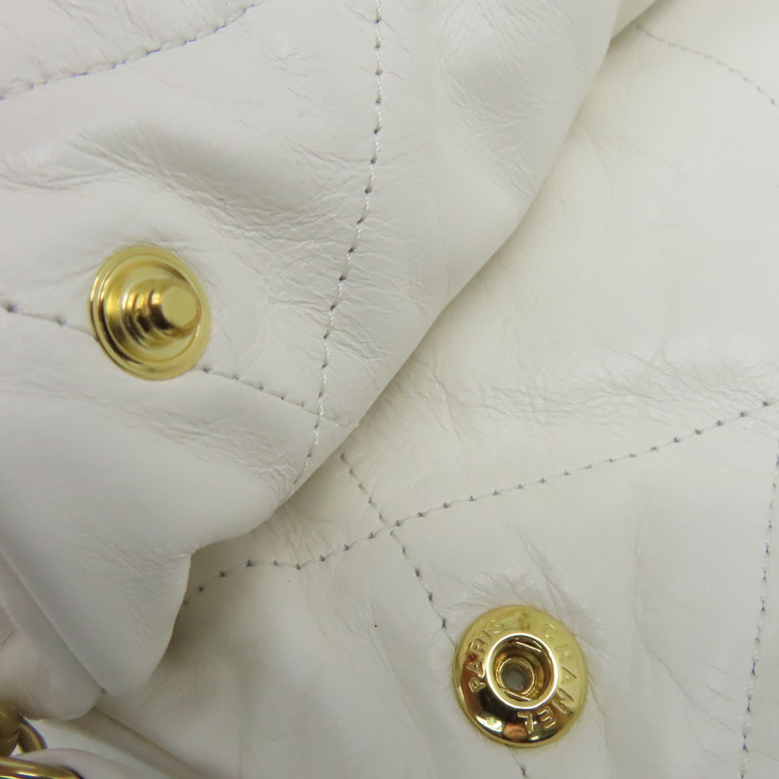 CHANEL 菱格牛皮皮革Chanel Small 22 Chain Shoulder Bag金扣鏈帶肩背袋白色