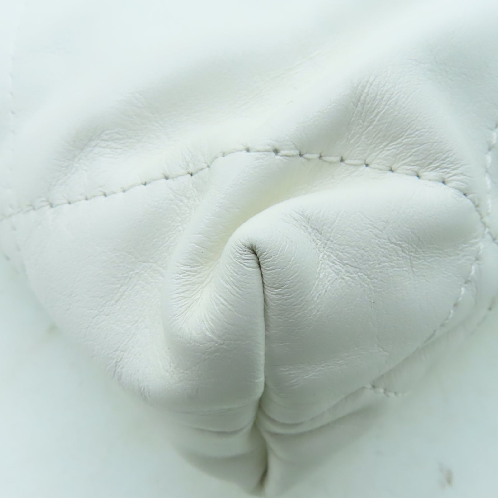 CHANEL 【激減優惠】菱格牛皮皮革22 Mini金扣鏈帶手挽肩背兩用袋白色