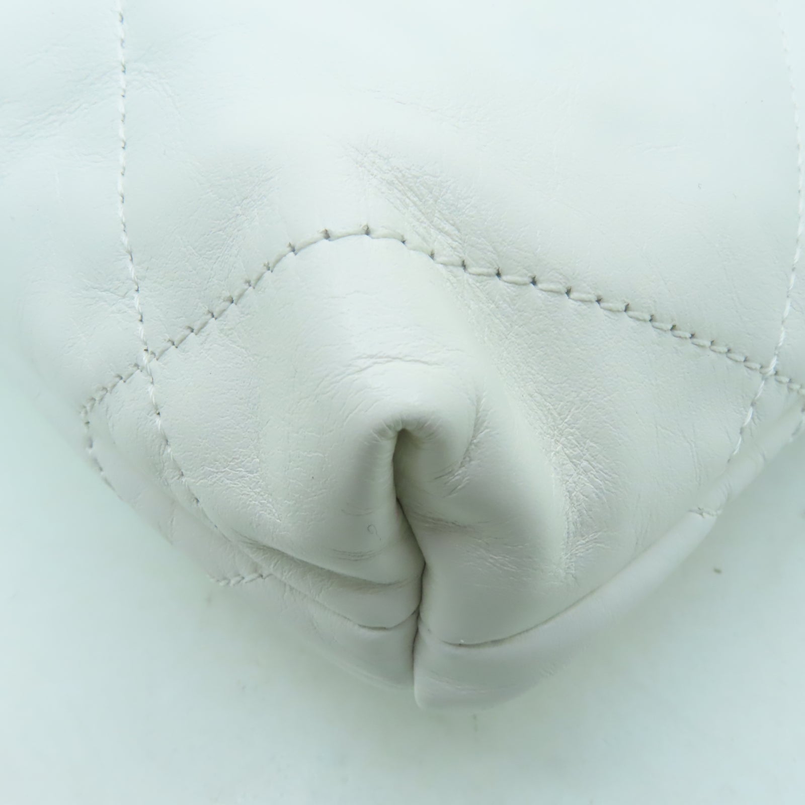 CHANEL 【激減優惠】菱格牛皮皮革22 Mini金扣鏈帶手挽肩背兩用袋白色