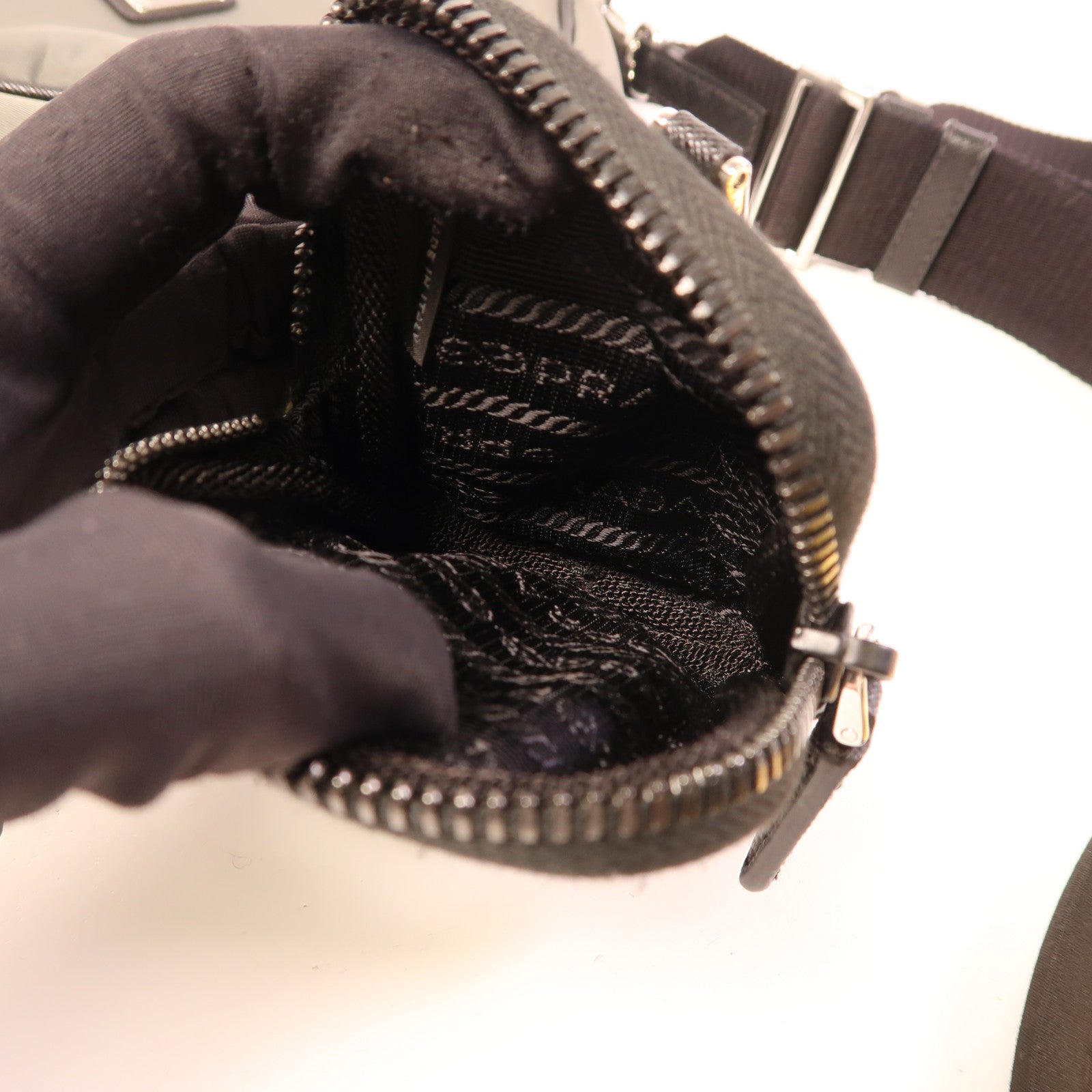 PRADA 尼龍Shoulder Bag銀扣肩背袋