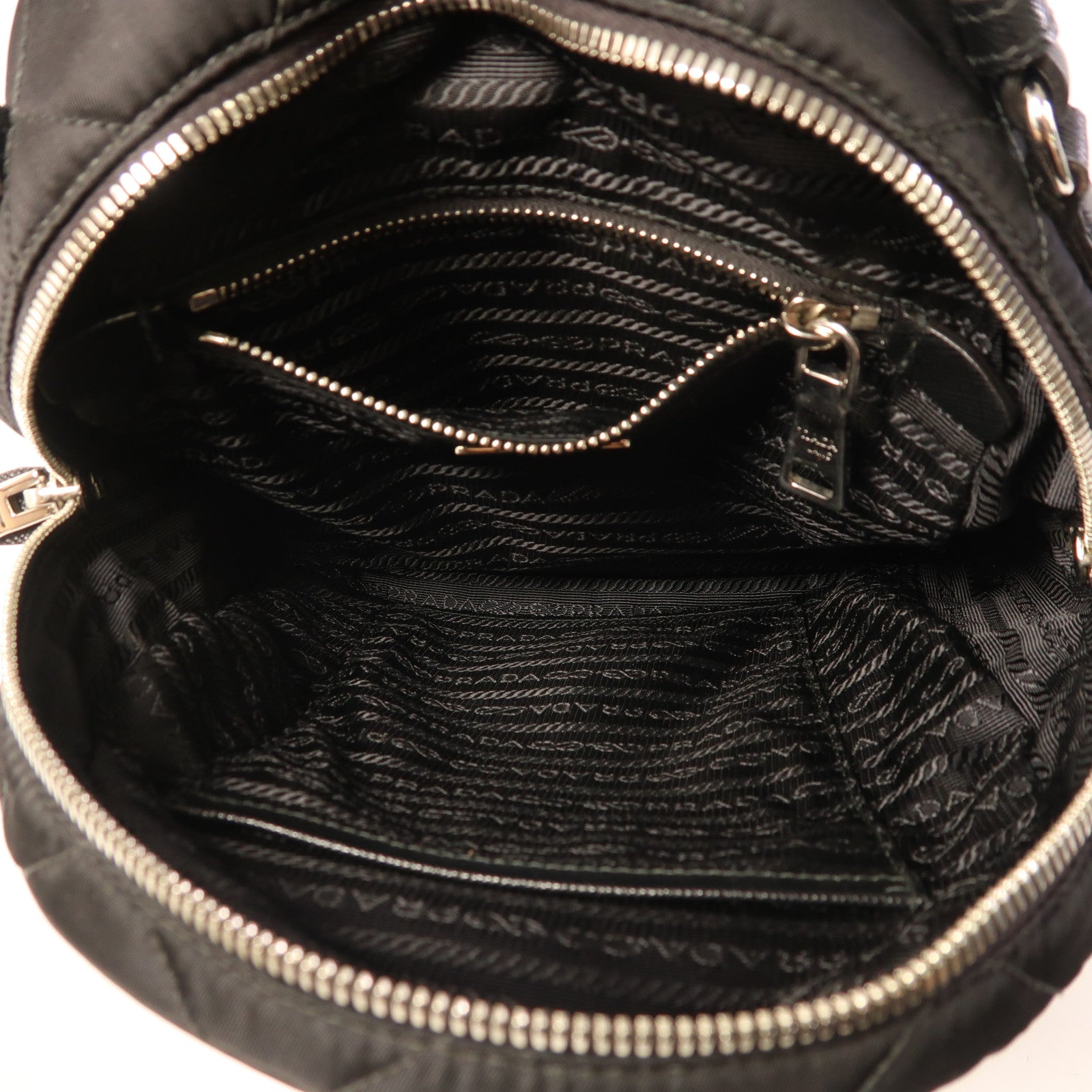 PRADA 尼龍Backpack銀扣背包