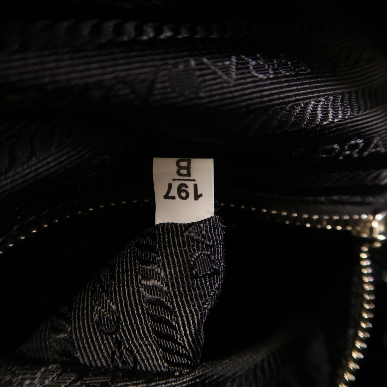 PRADA 尼龍Backpack銀扣背包