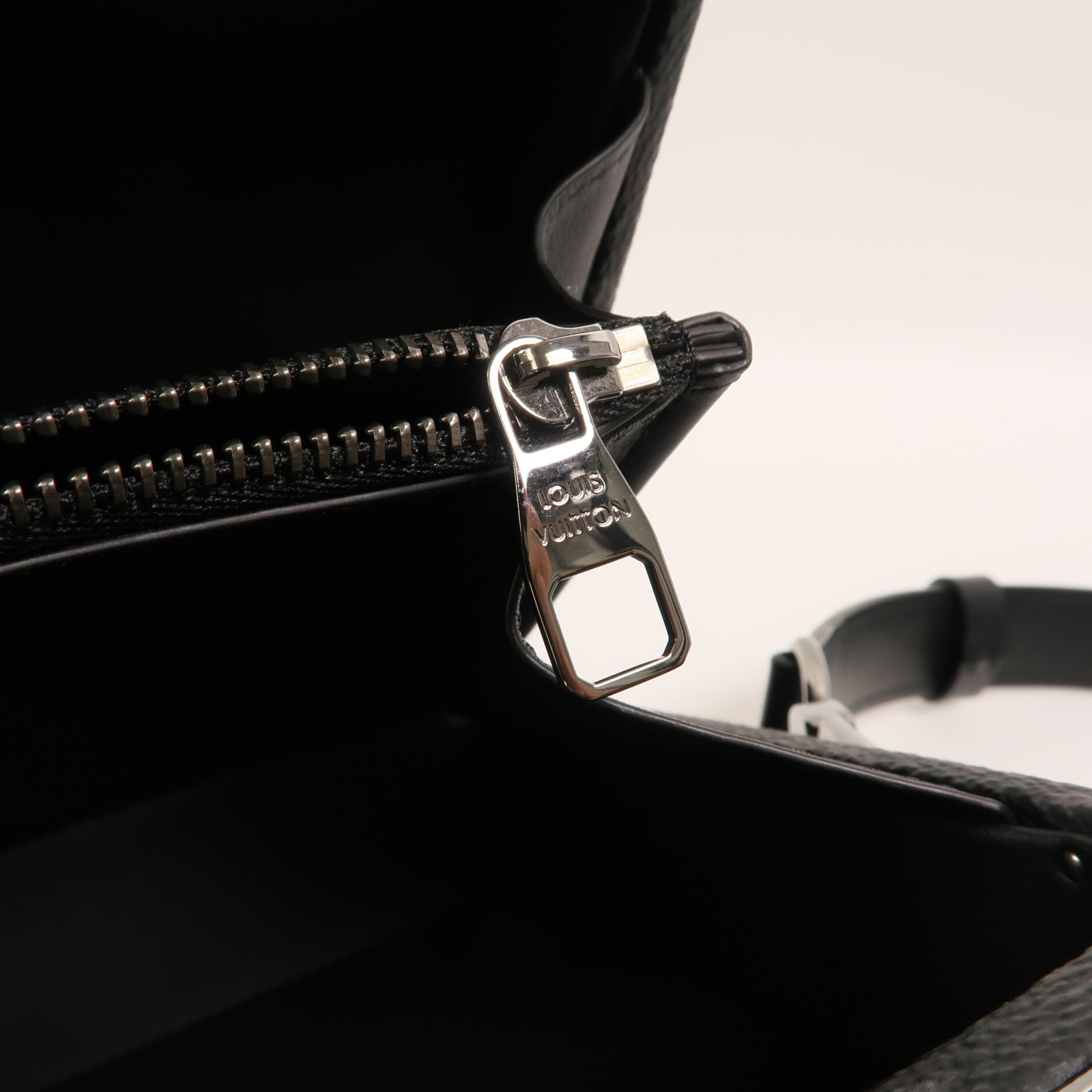 LOUIS VUITTON Monogram Eclipse Clutch Box肩背袋