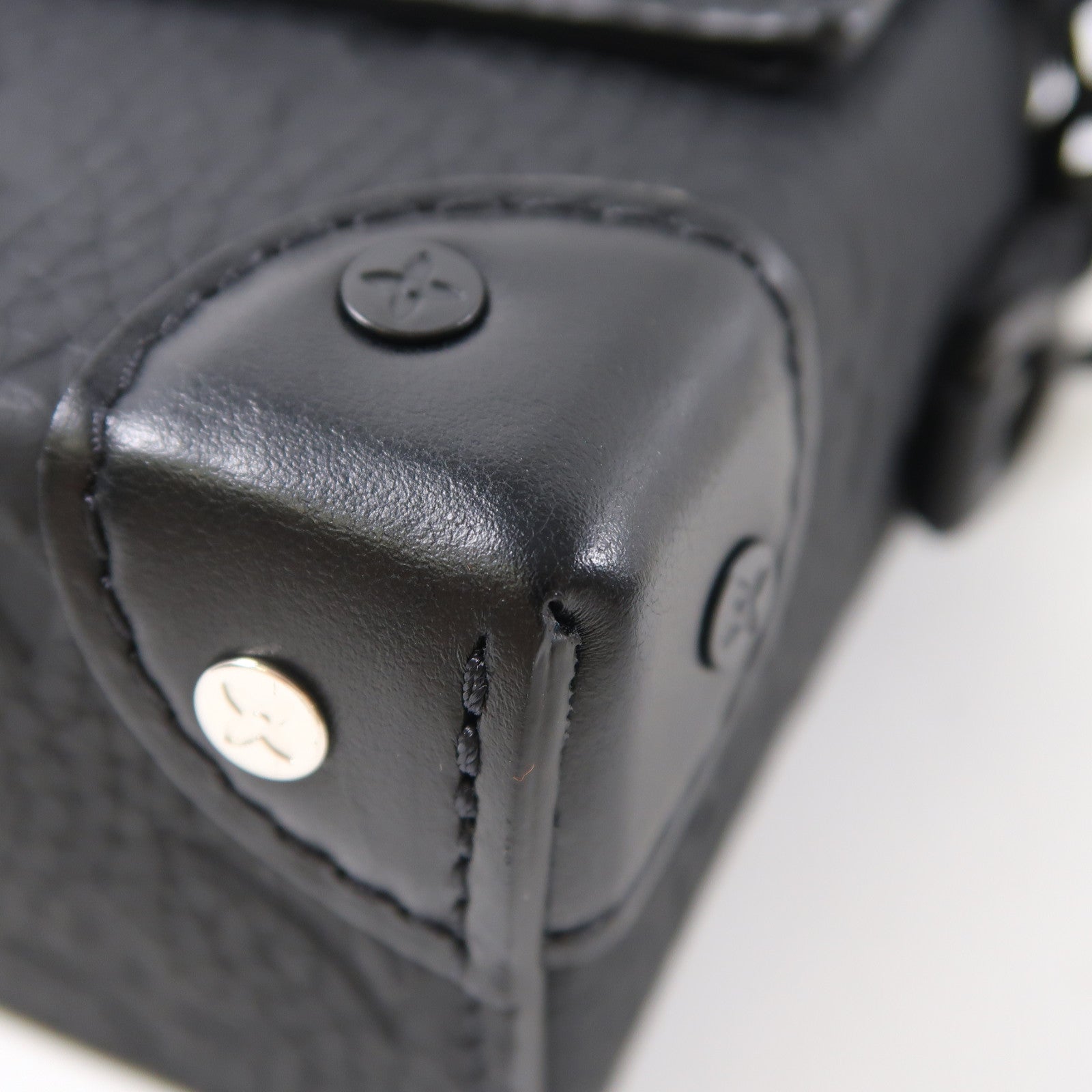 LOUIS VUITTON Taurillon Leather Steamer Wearable Wallet肩背袋黑色