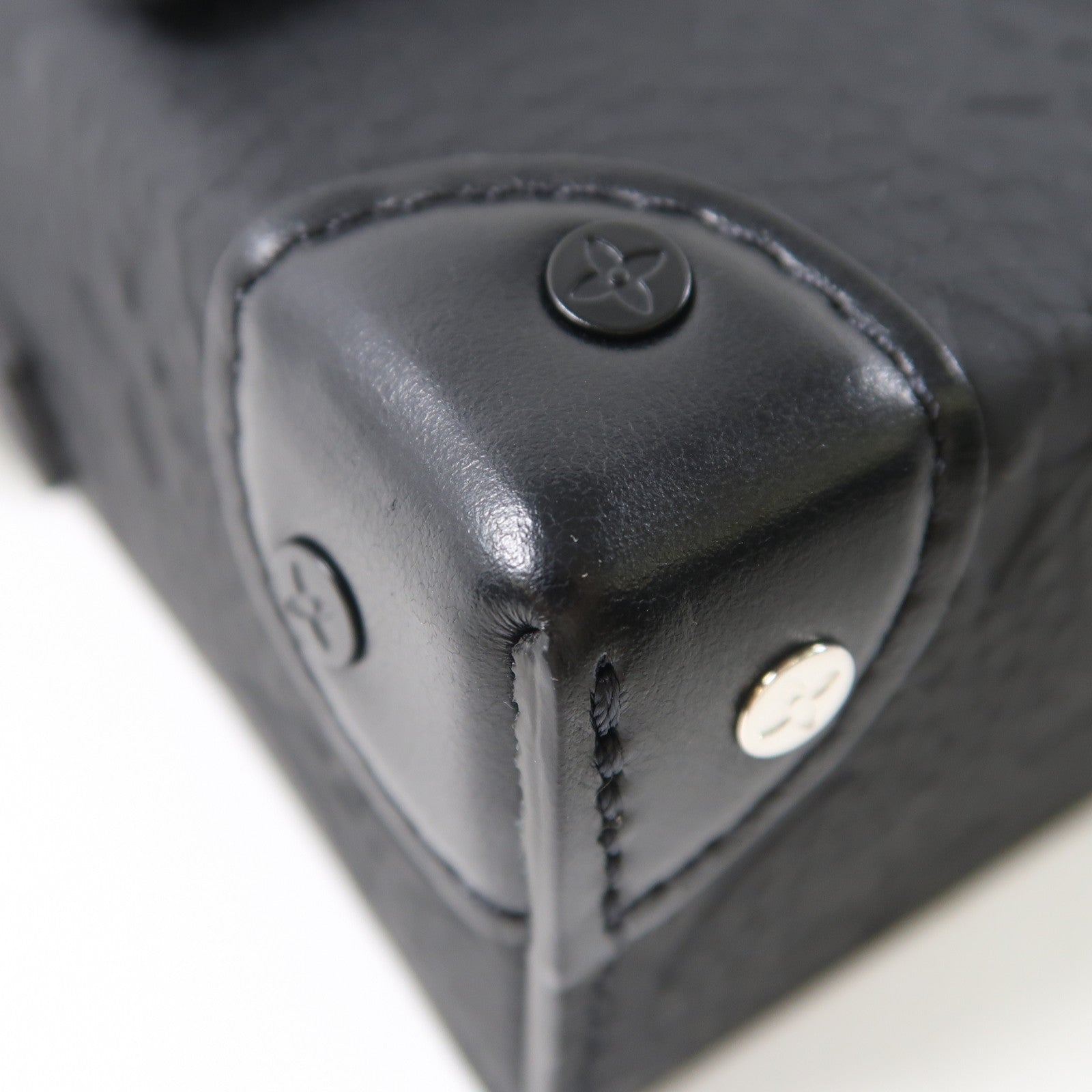 LOUIS VUITTON Taurillon Leather Steamer Wearable Wallet肩背袋黑色