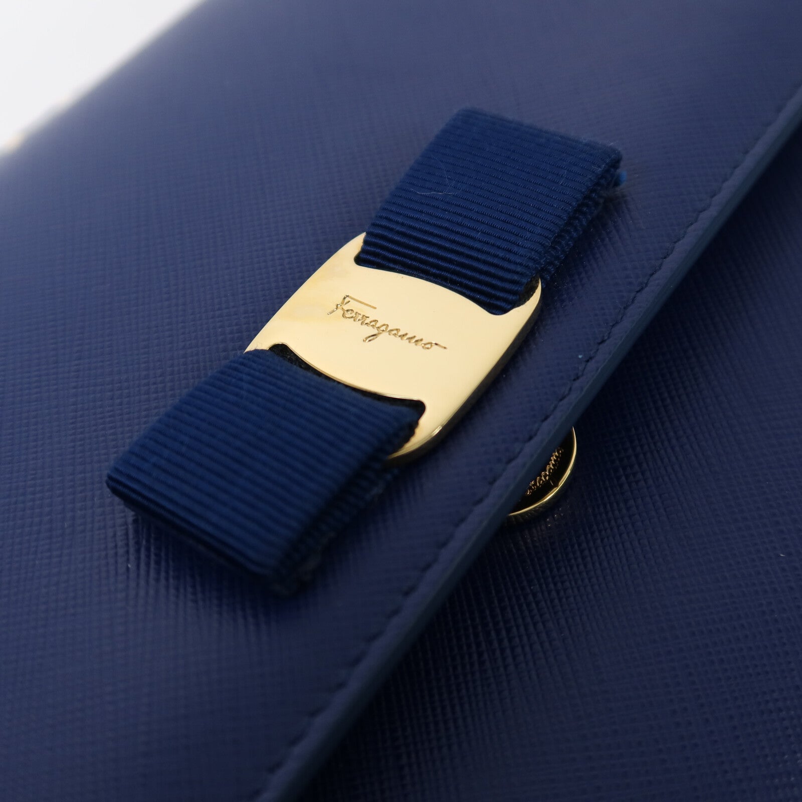Salvatore Ferragamo 牛皮皮革Vara Gini Chain Shoulder金扣鏈帶肩背袋