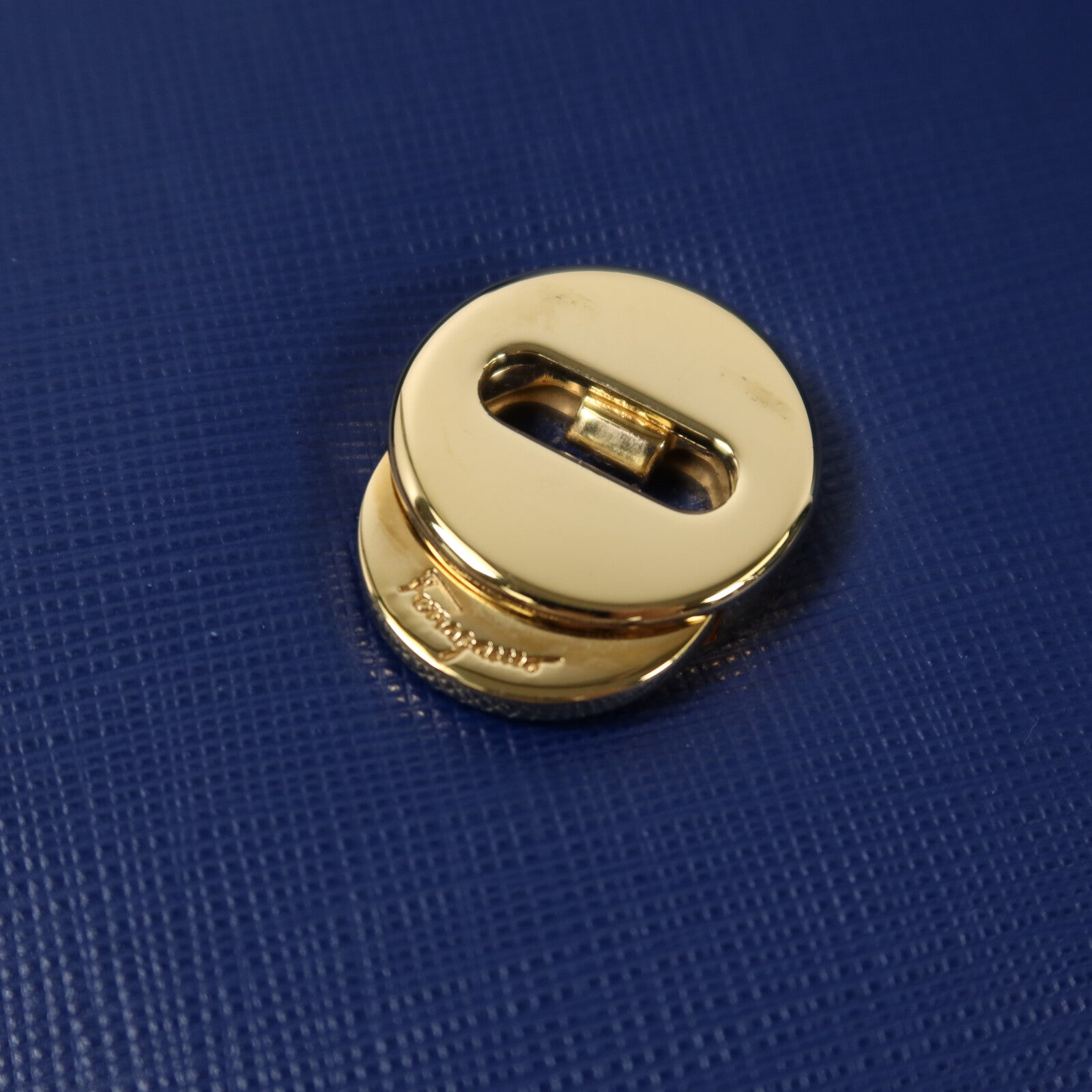 Salvatore Ferragamo 牛皮皮革Vara Gini Chain Shoulder金扣鏈帶肩背袋