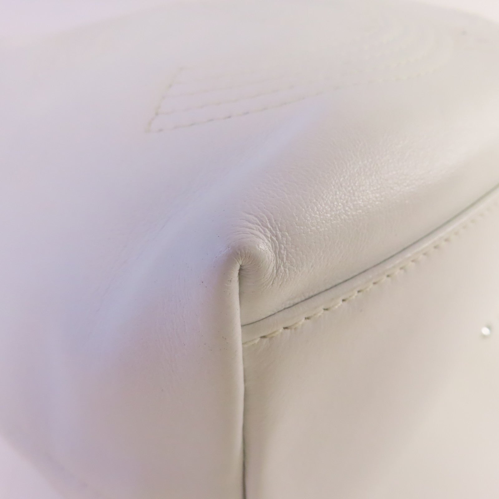 CHANEL 羊皮皮革Vintage Mini Bucket Backpack銀扣鏈帶背包白色