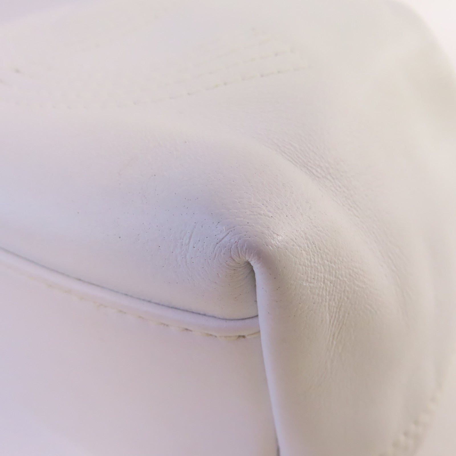 CHANEL 羊皮皮革Vintage Mini Bucket Backpack銀扣鏈帶背包白色