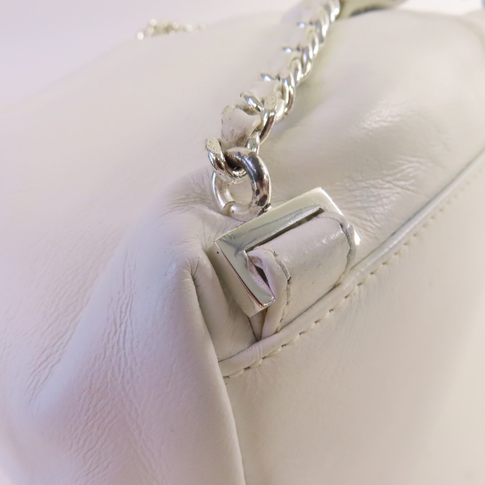 CHANEL 羊皮皮革Vintage Mini Bucket Backpack銀扣鏈帶背包白色