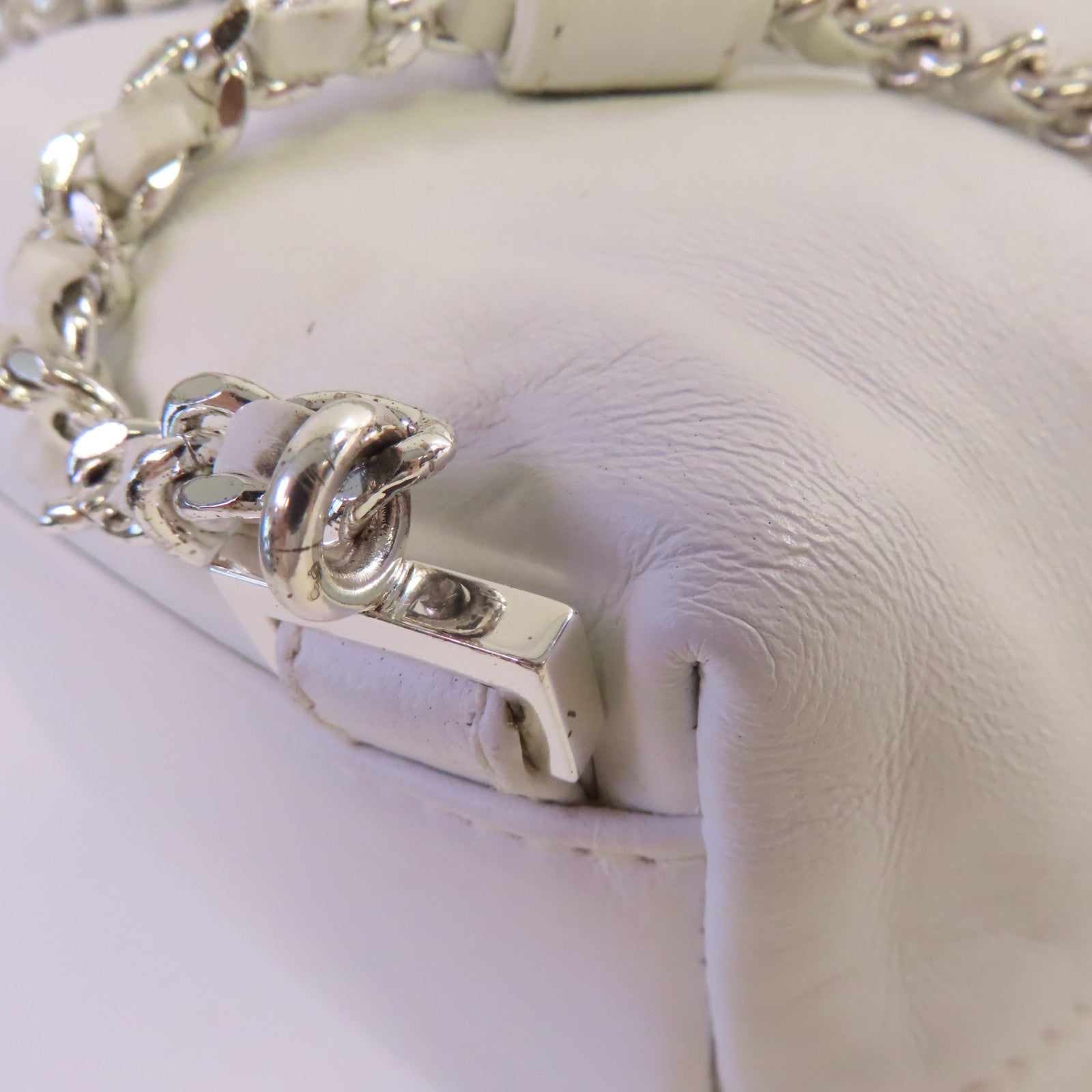 CHANEL 羊皮皮革Vintage Mini Bucket Backpack銀扣鏈帶背包白色