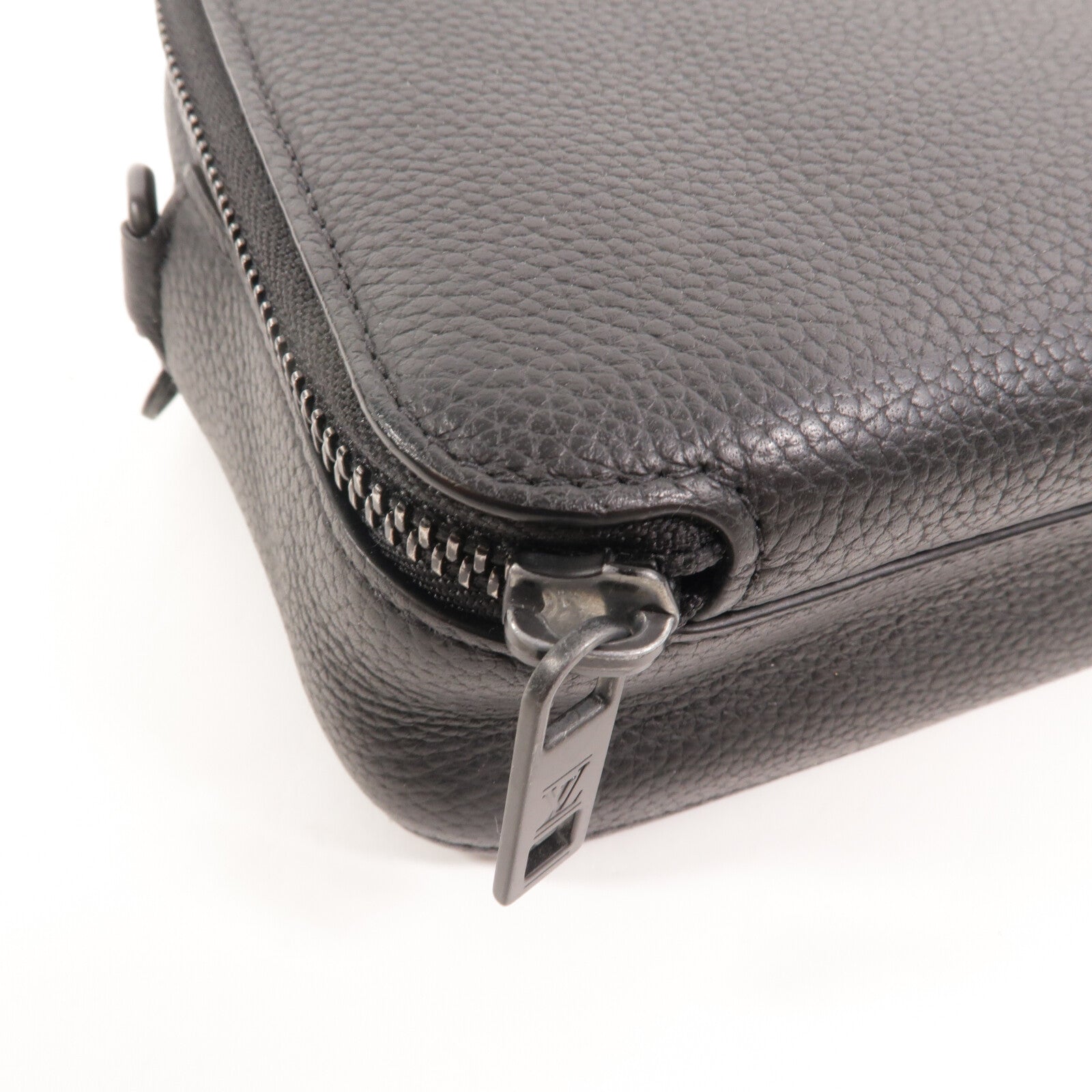 LOUIS VUITTON 牛皮皮革Alpha Wearable Wallet肩背袋