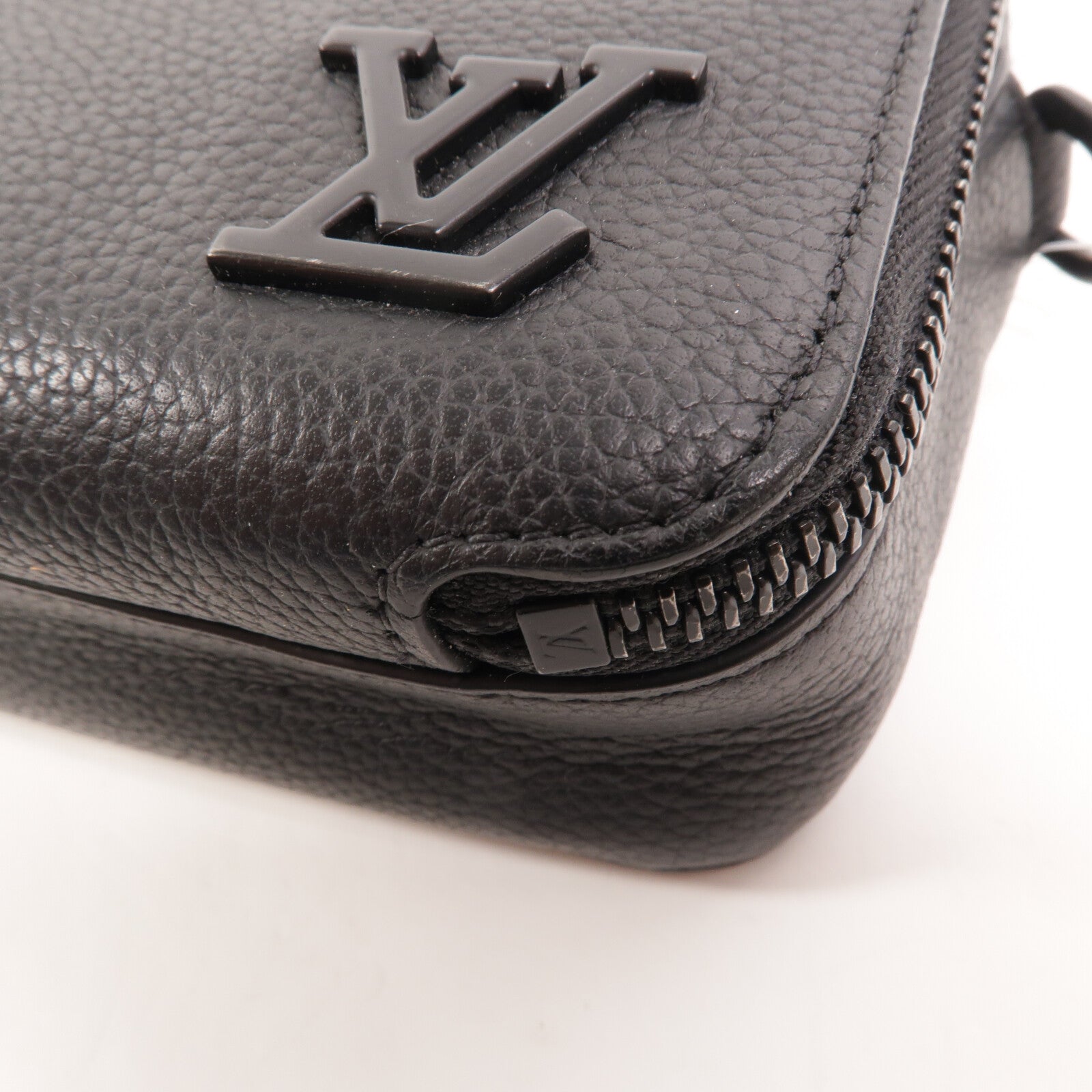 LOUIS VUITTON 牛皮皮革Alpha Wearable Wallet肩背袋