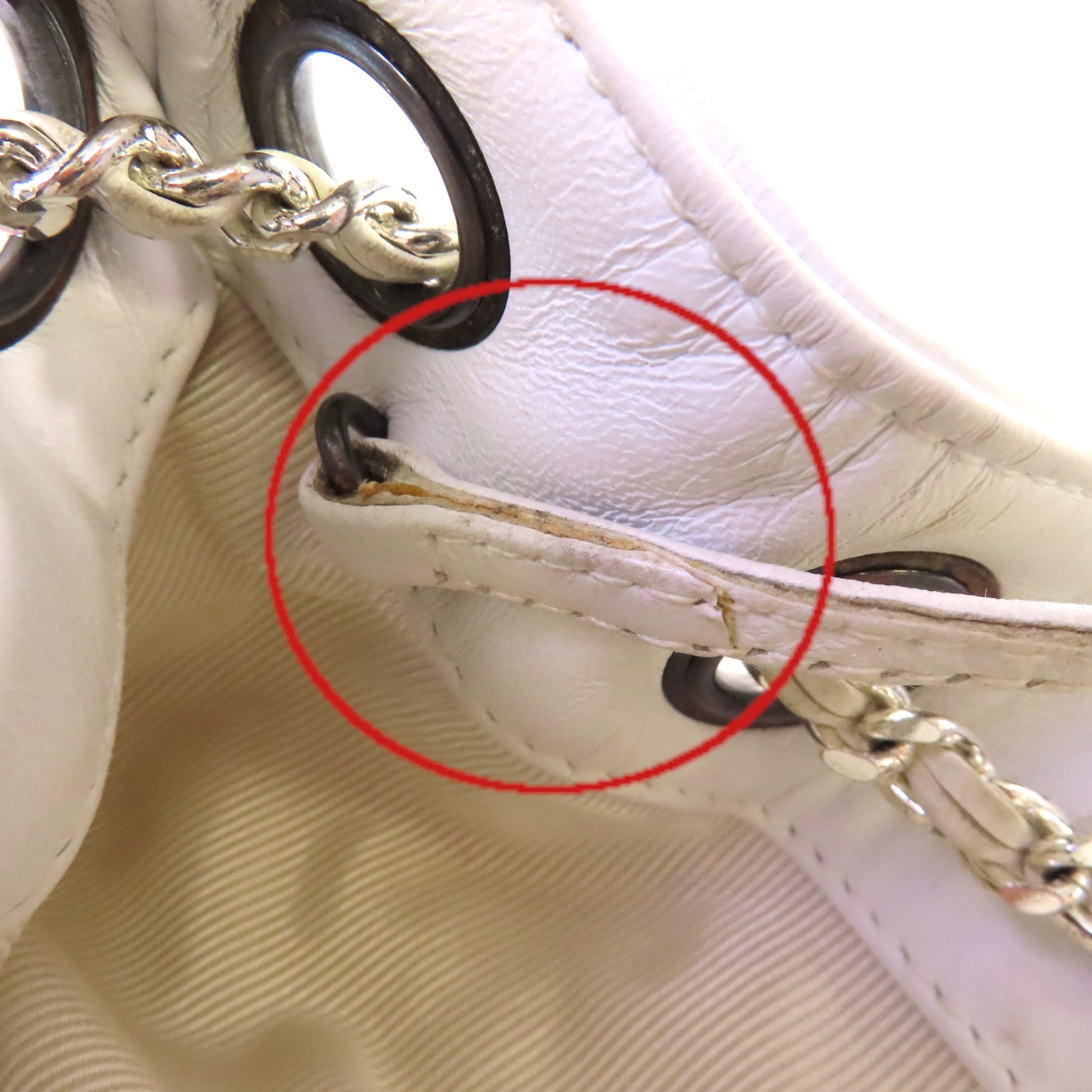 CHANEL 羊皮皮革Vintage Mini Bucket Backpack銀扣鏈帶背包白色