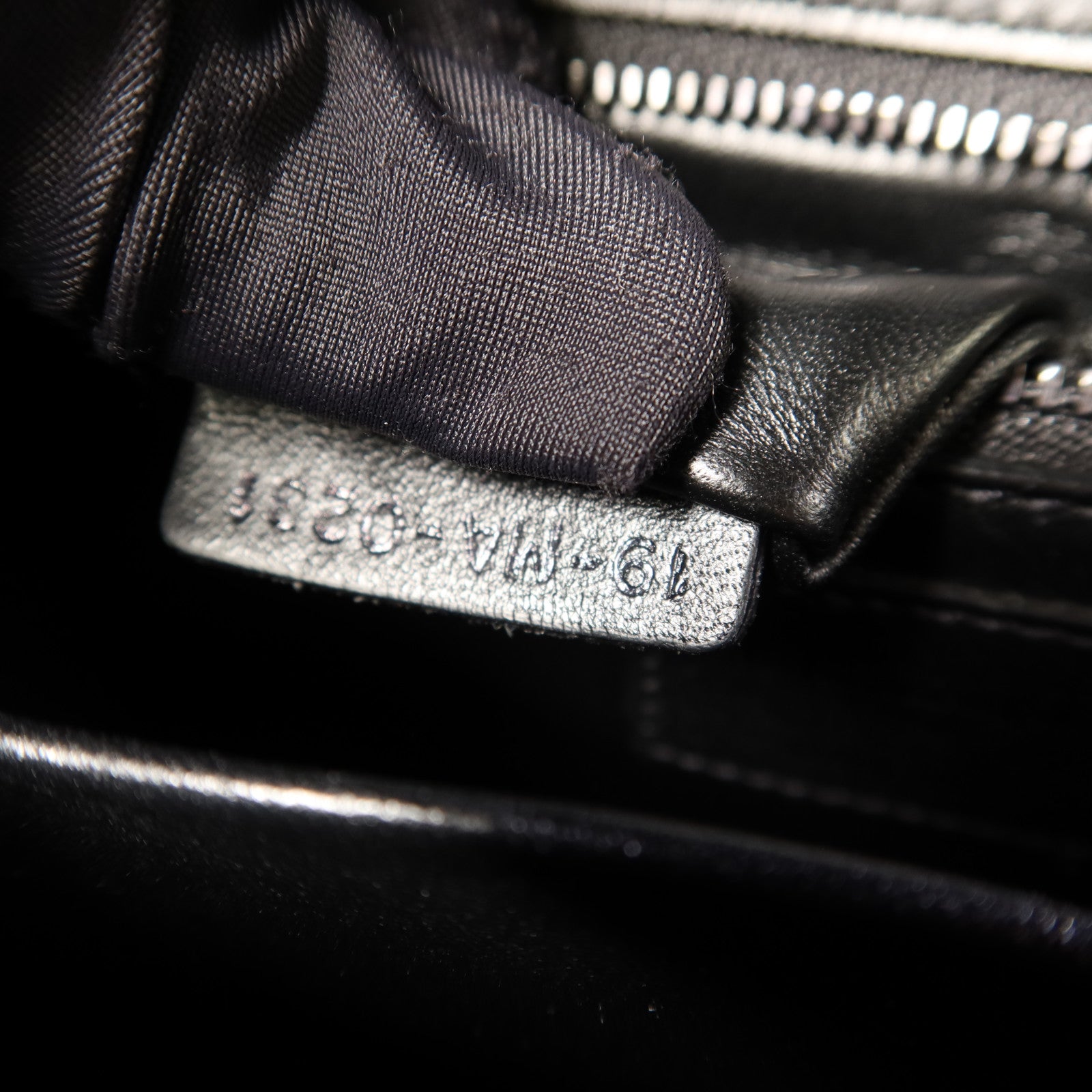 Dior 牛皮皮革Montaigne 30肩背袋