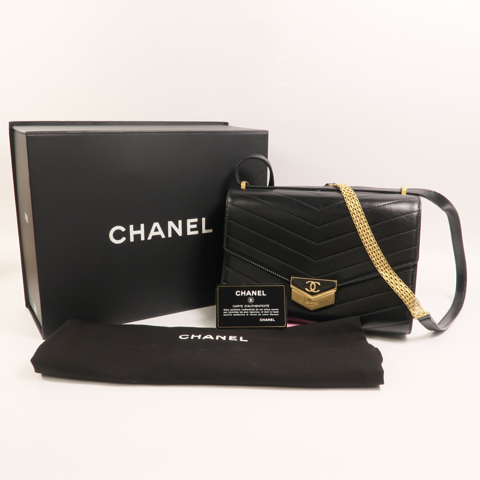 CHANEL 牛皮皮革Chevron Medal鏈帶肩背袋