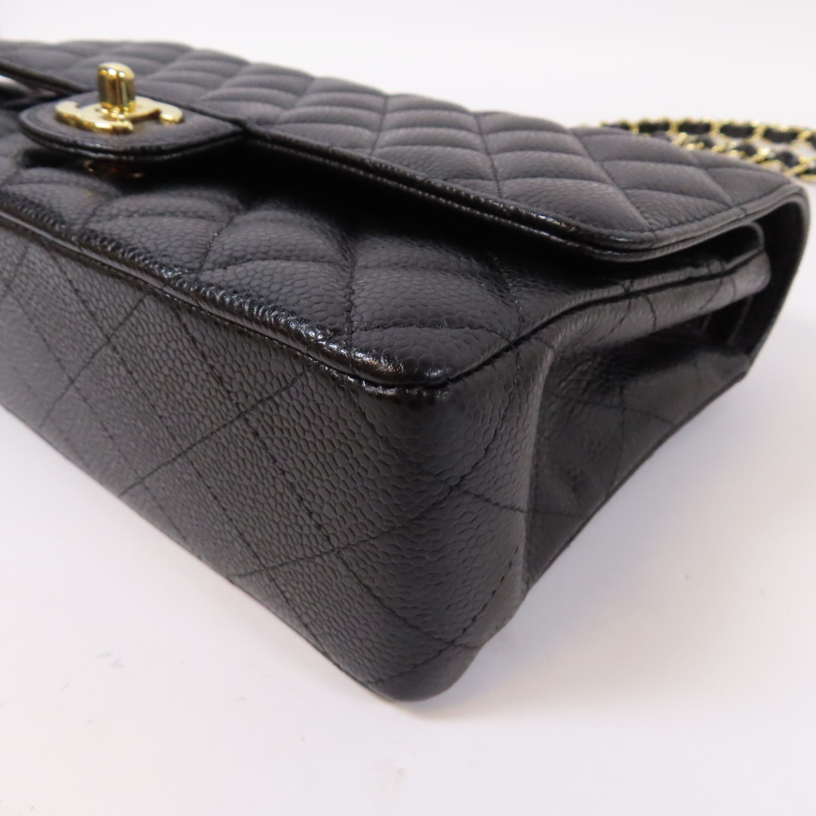 CHANEL 菱格Caviar皮革Classic Flap Bag金扣鏈帶肩背袋黑色