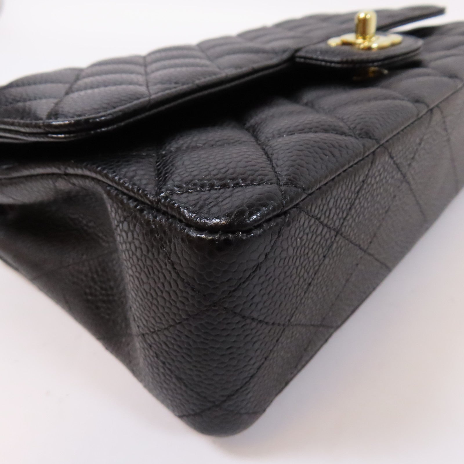 CHANEL 菱格Caviar皮革Classic Flap Bag金扣鏈帶肩背袋黑色