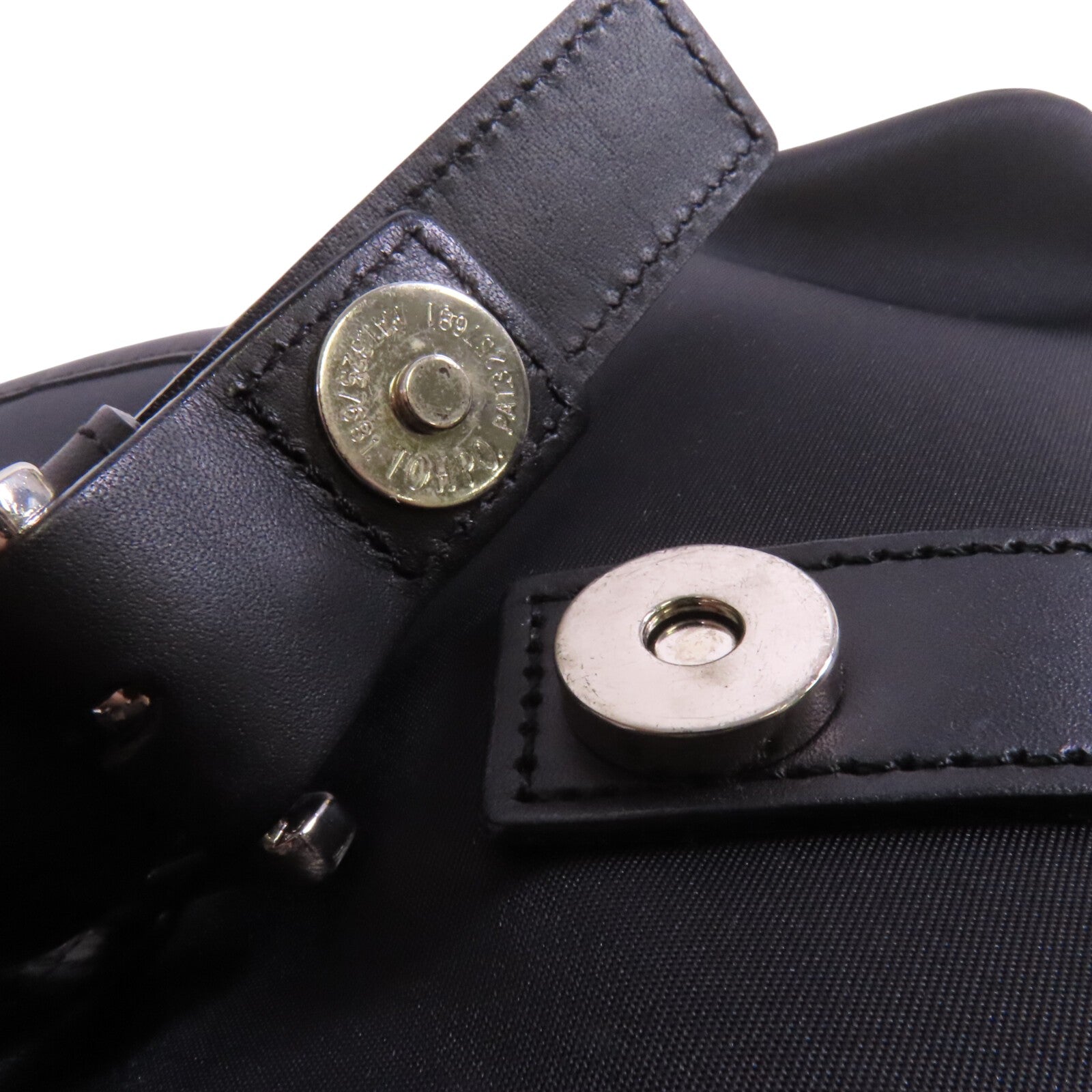 BURBERRY 尼龍Shoulder Bag銀扣肩背袋