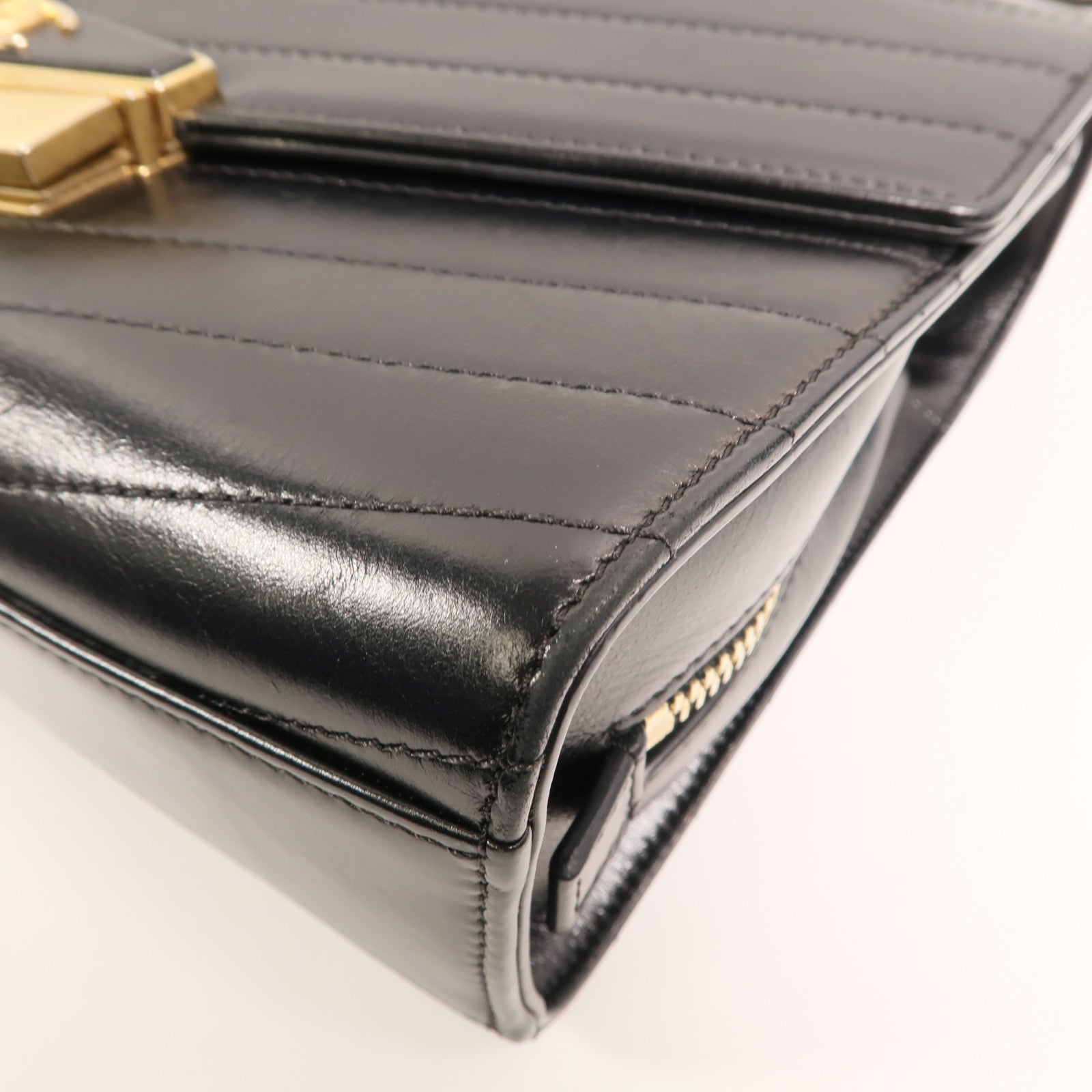 CHANEL 牛皮皮革Chevron Medal鏈帶肩背袋