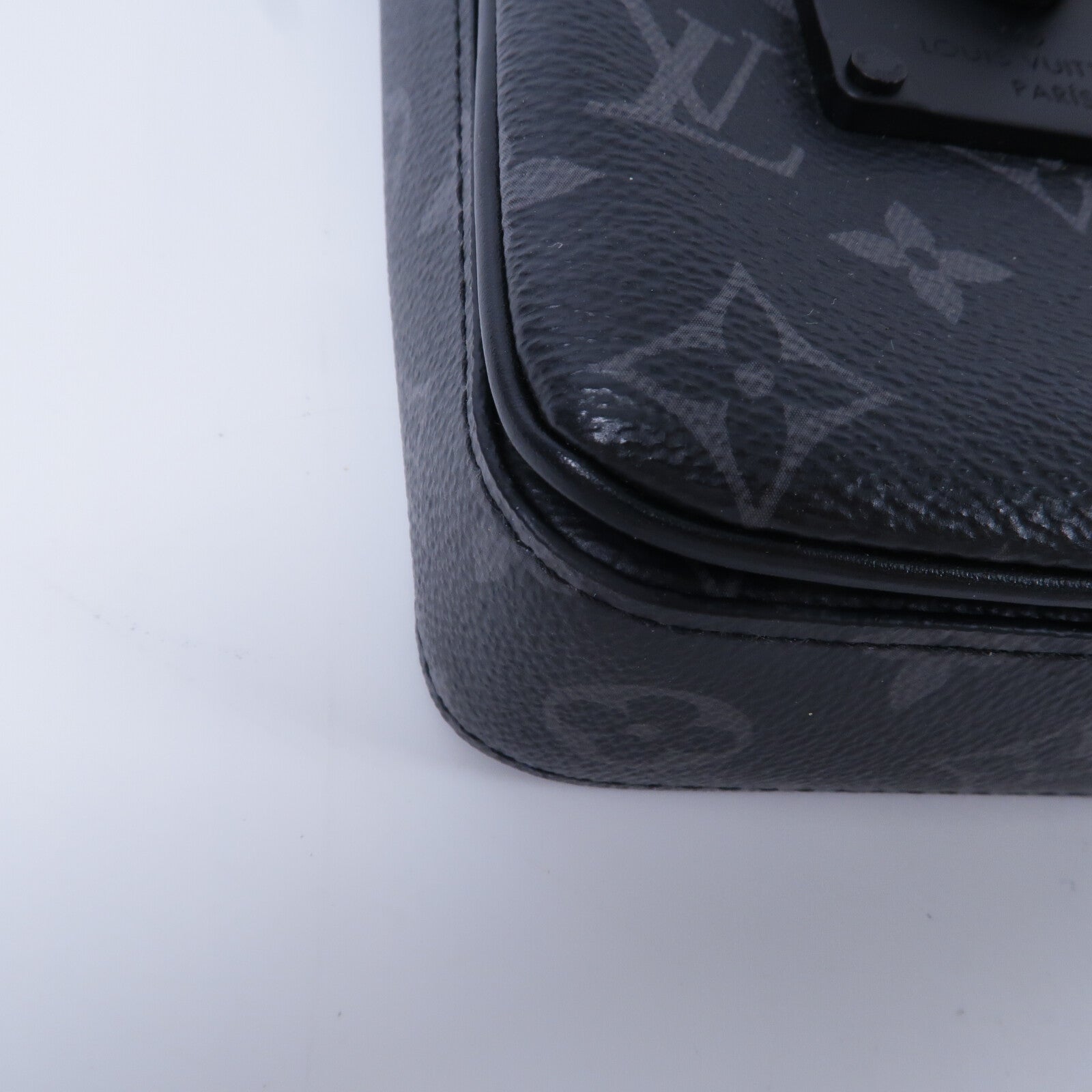 LOUIS VUITTON Monogram Eclipse S-Lock Vertical肩背袋