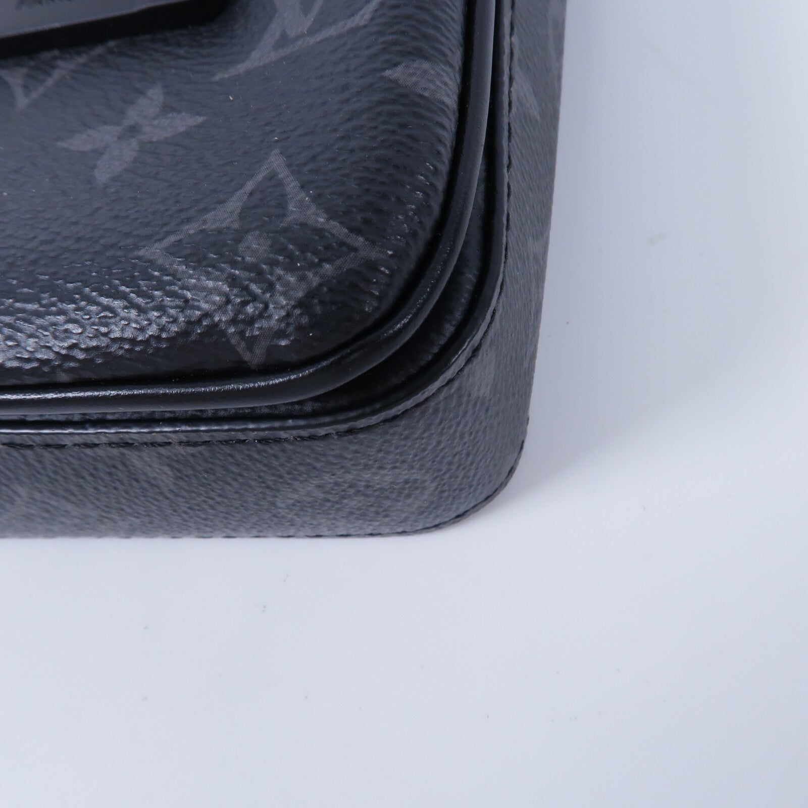 LOUIS VUITTON Monogram Eclipse S-Lock Vertical肩背袋