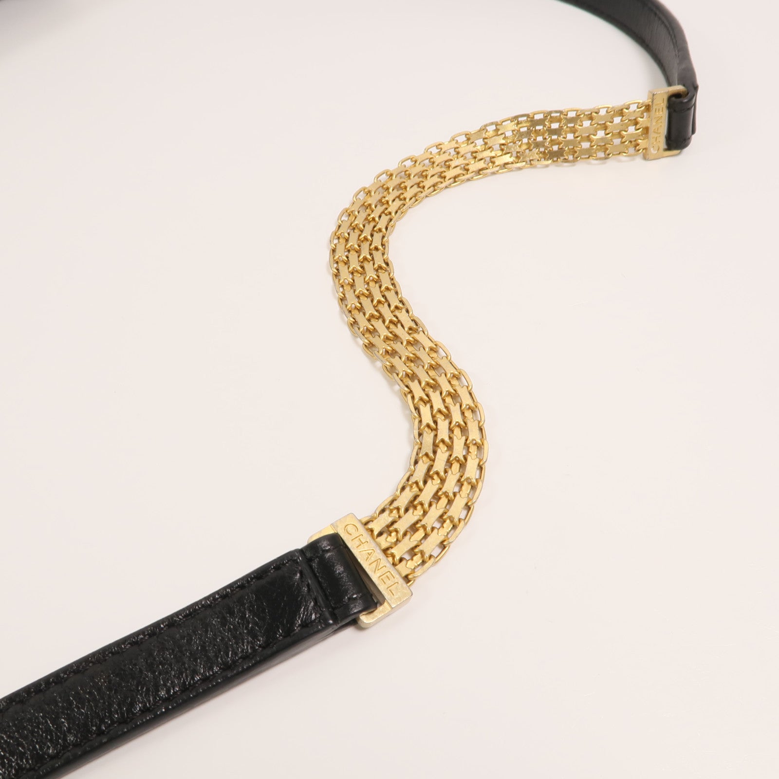 CHANEL 牛皮皮革Chevron Medal鏈帶肩背袋