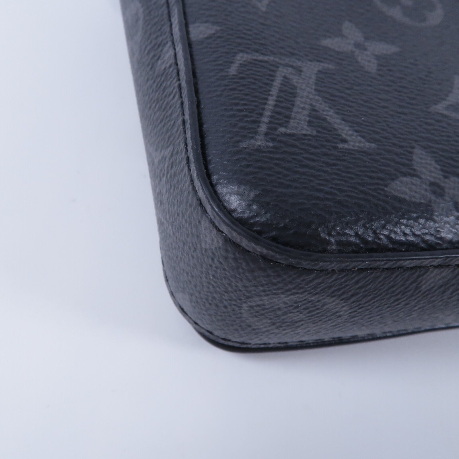 LOUIS VUITTON Monogram Eclipse S-Lock Vertical肩背袋