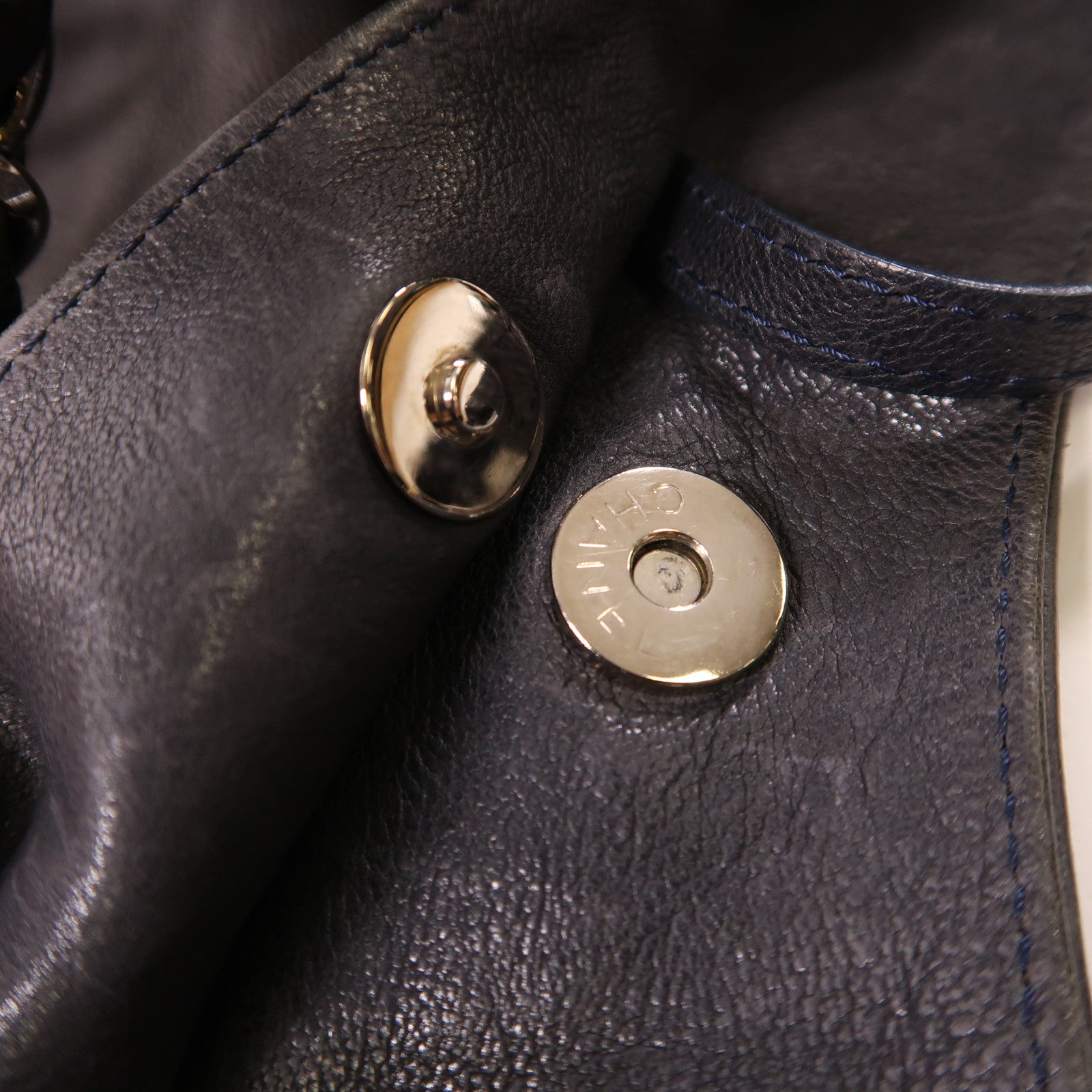 CHANEL 牛皮皮革Shoulder Bag銀扣肩背袋