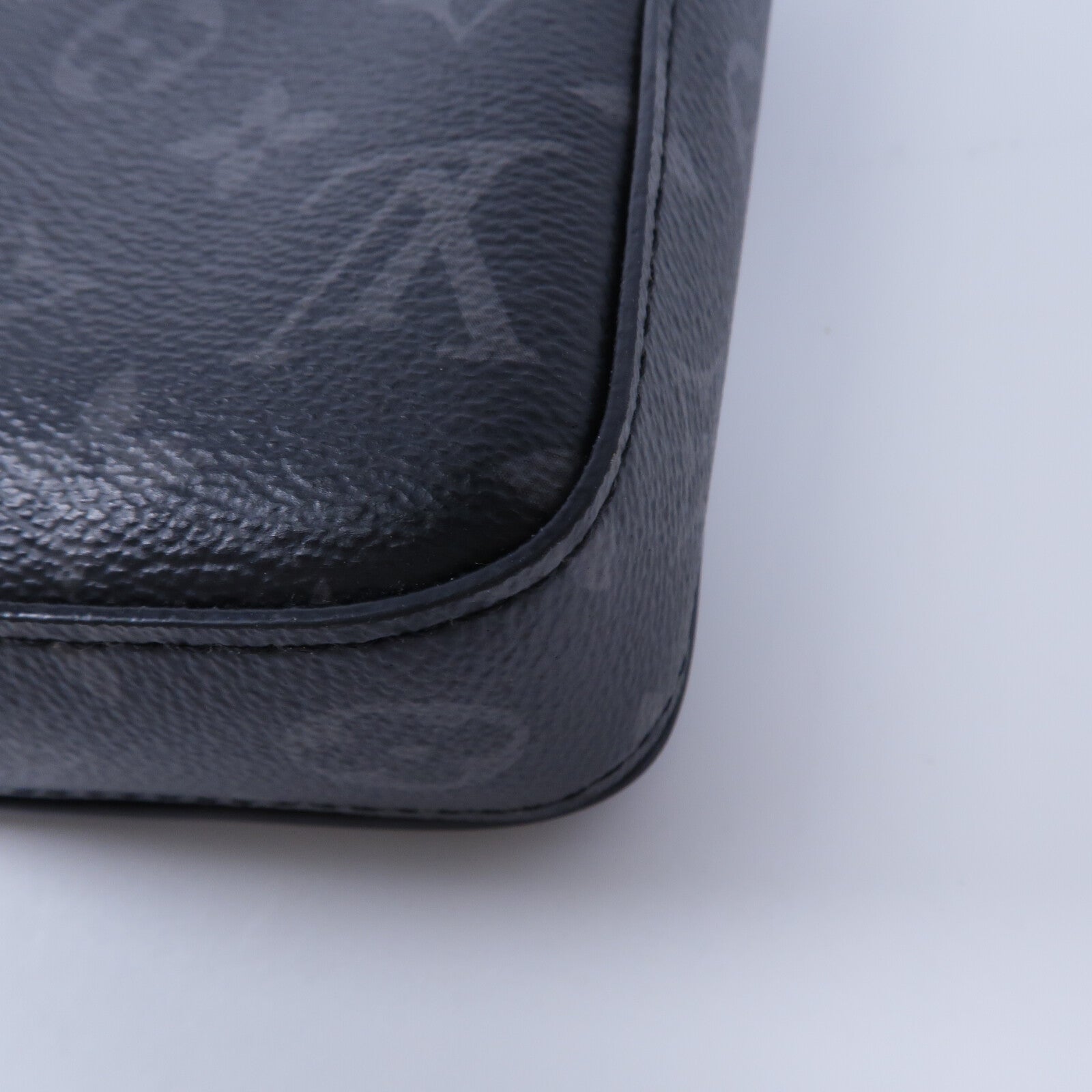 LOUIS VUITTON Monogram Eclipse S-Lock Vertical肩背袋