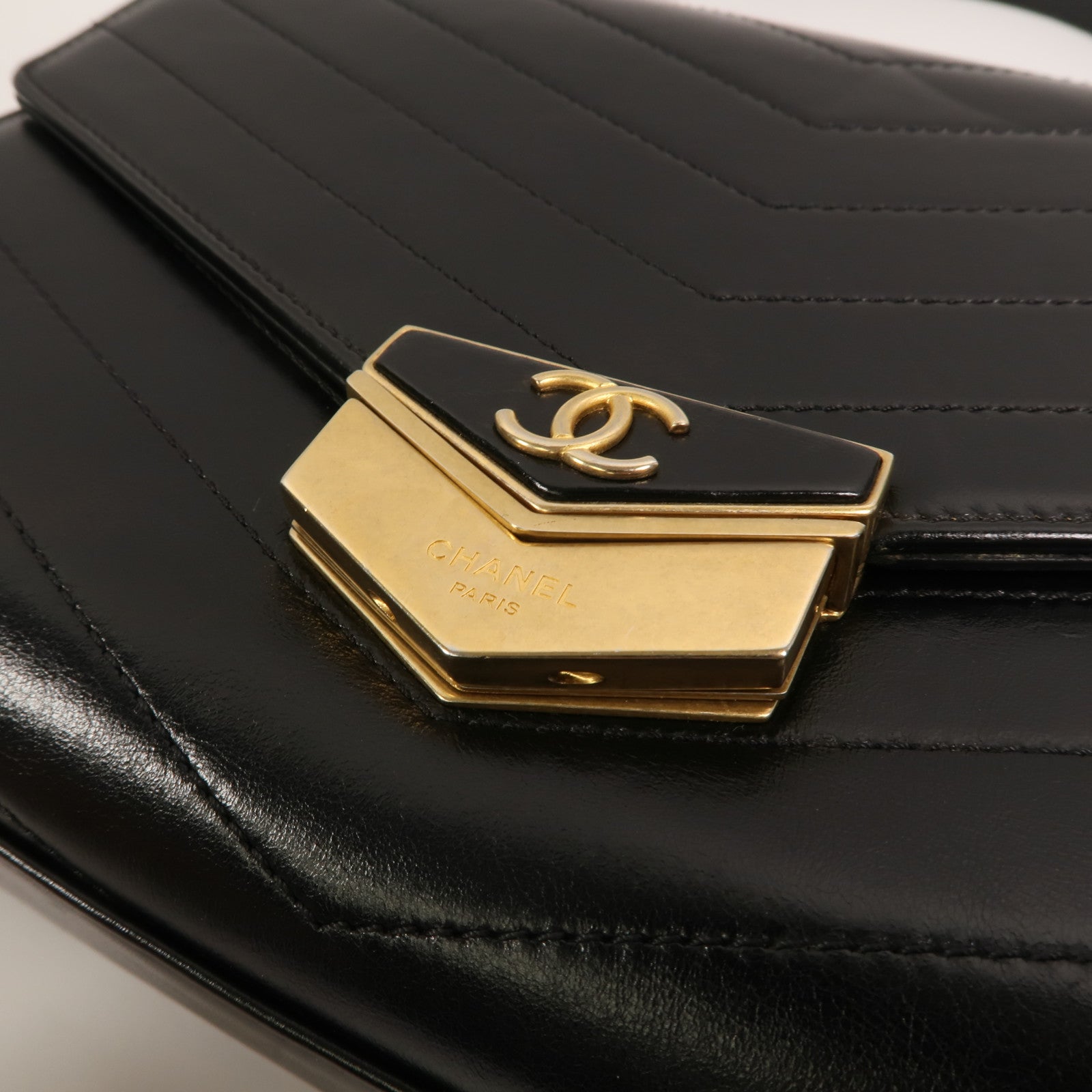 CHANEL 牛皮皮革Chevron Medal鏈帶肩背袋
