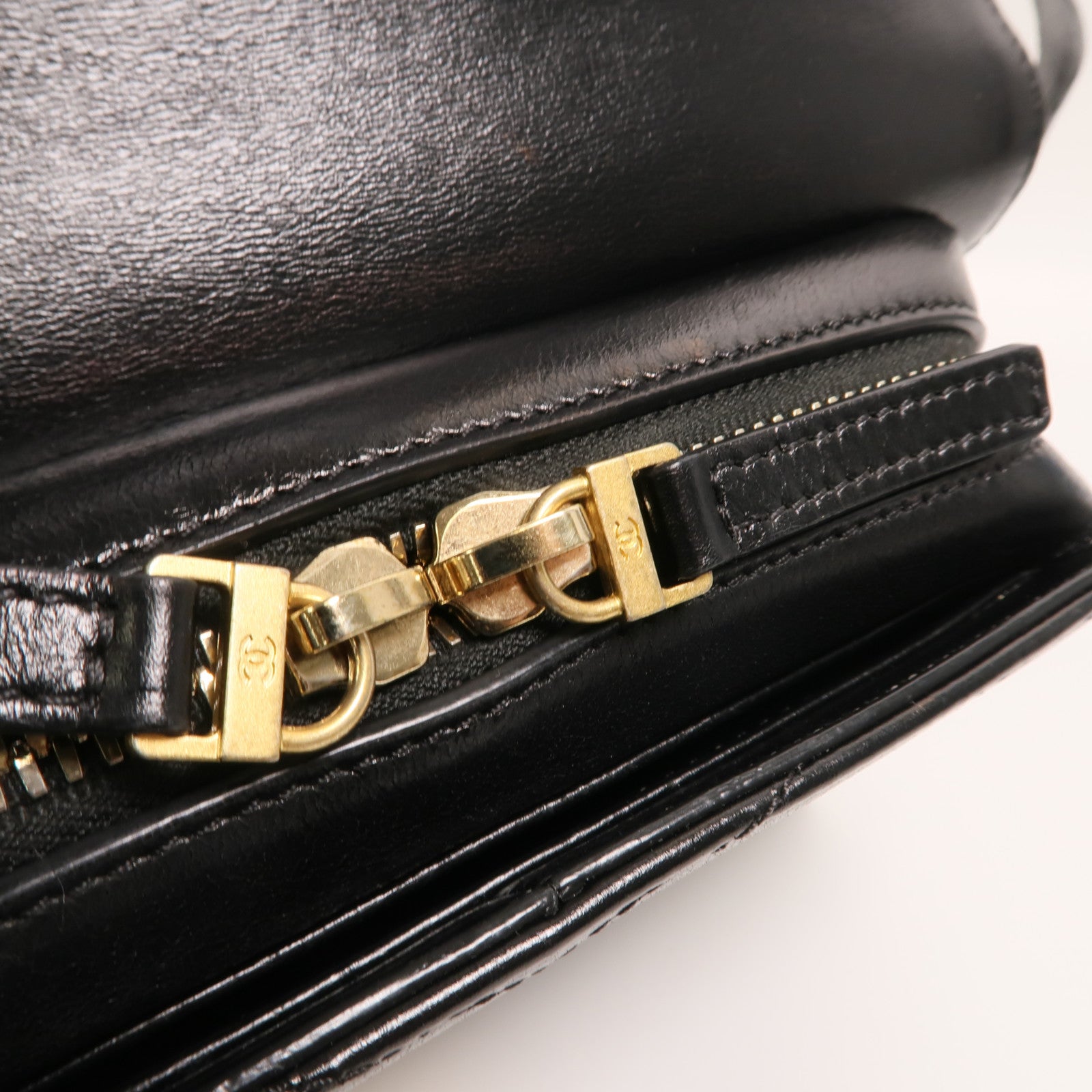 CHANEL 牛皮皮革Chevron Medal鏈帶肩背袋