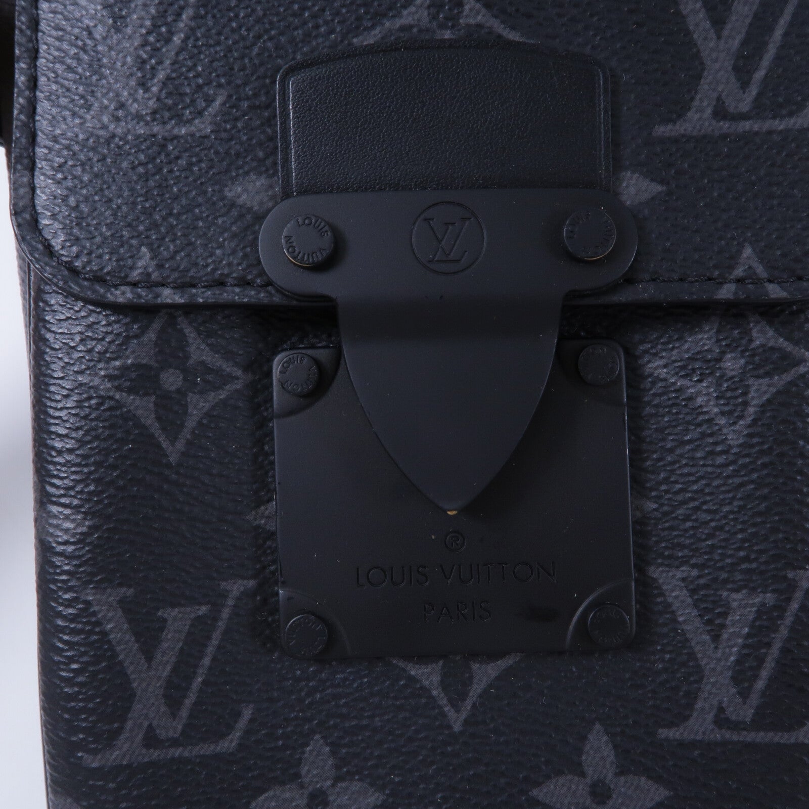 LOUIS VUITTON Monogram Eclipse S-Lock Vertical肩背袋