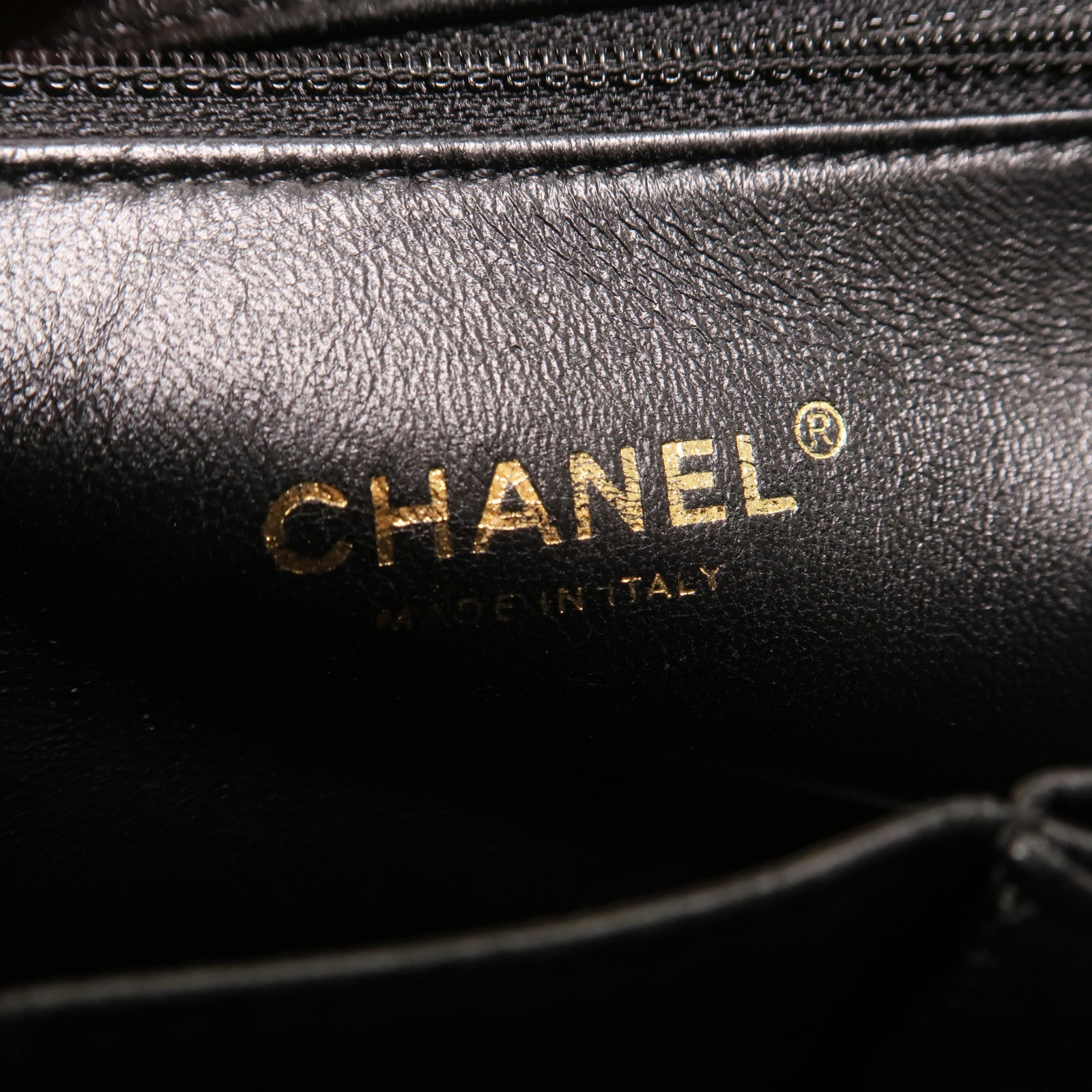 CHANEL 牛皮皮革Chevron Medal鏈帶肩背袋