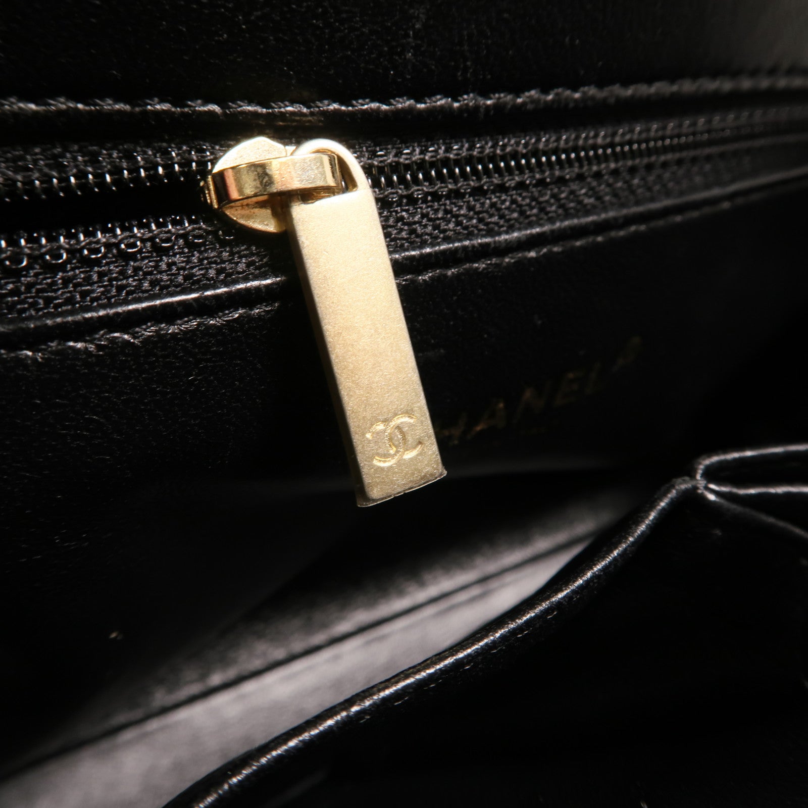 CHANEL 牛皮皮革Chevron Medal鏈帶肩背袋