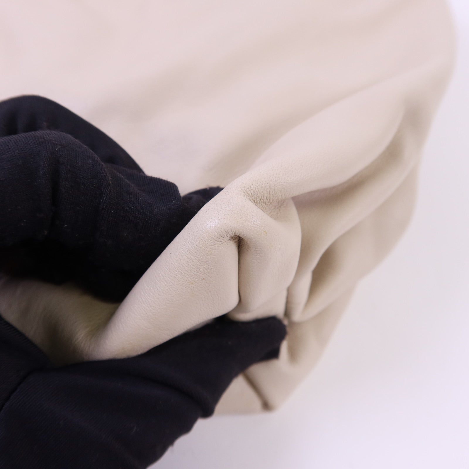 BOTTEGA VENETA 牛皮皮革Cloud Clutch手拿包