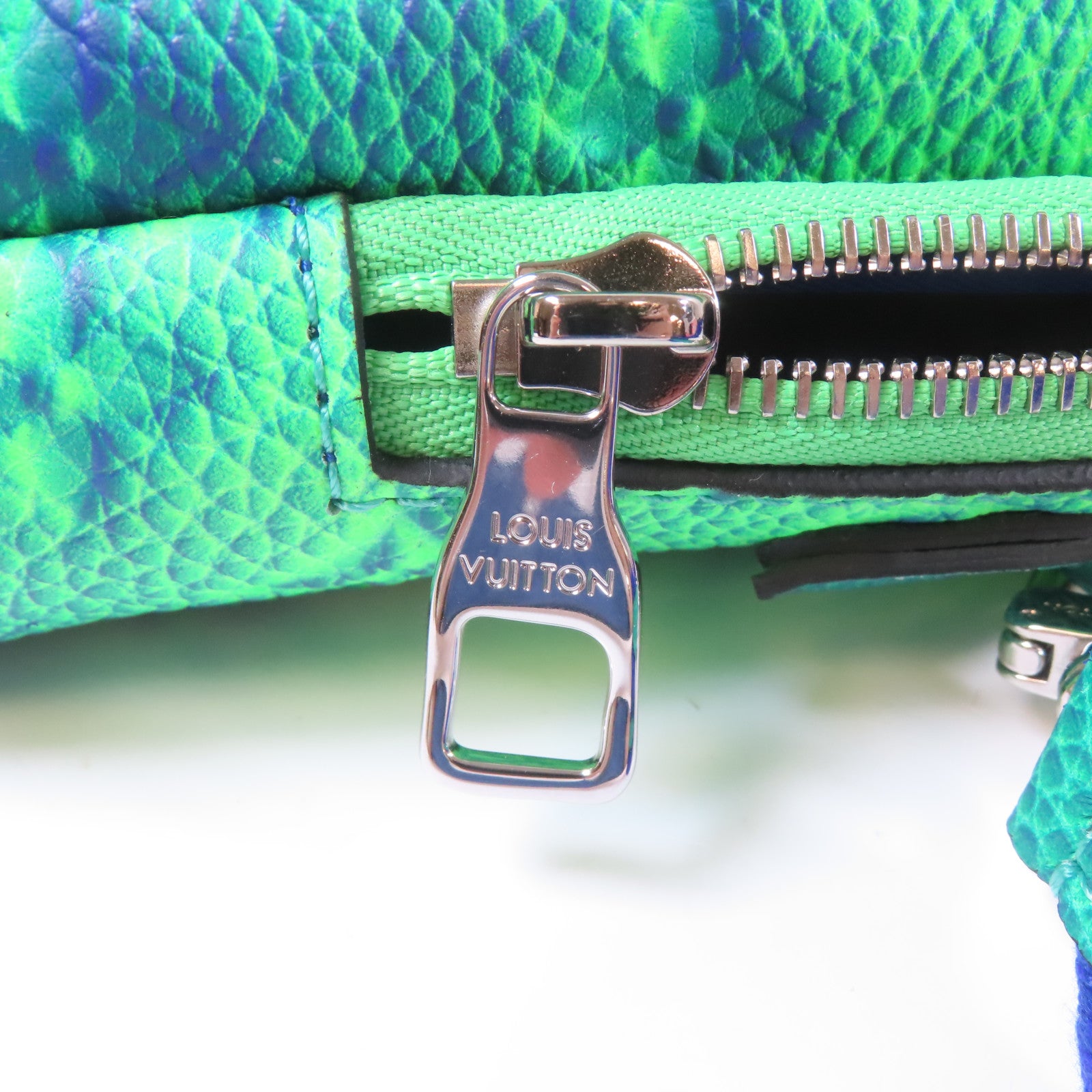 LOUIS VUITTON Taurillon Illusion Double Phone Pouch銀扣手拿包綠色/藍色